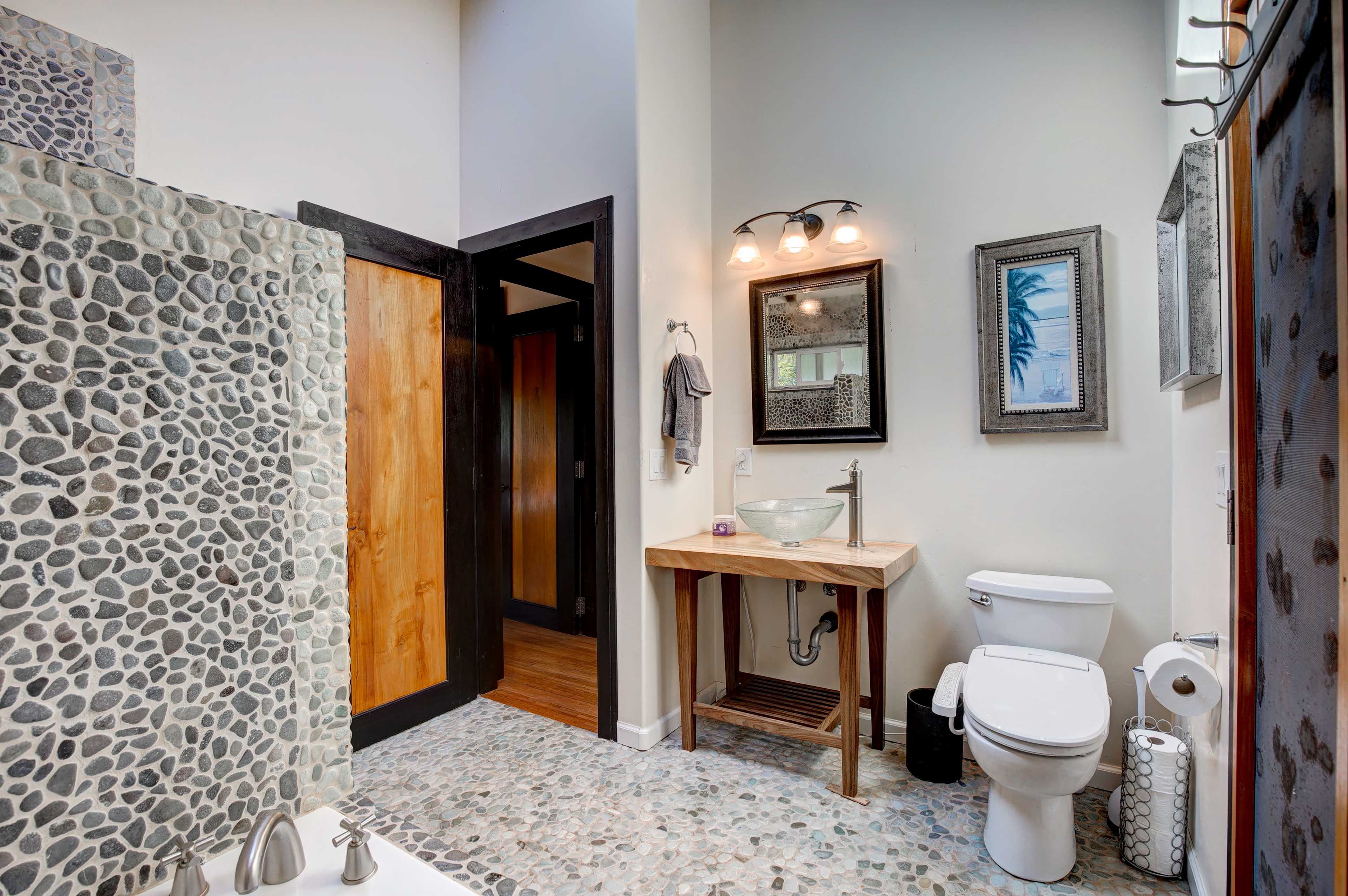 Full Bathroom | Towels Provided