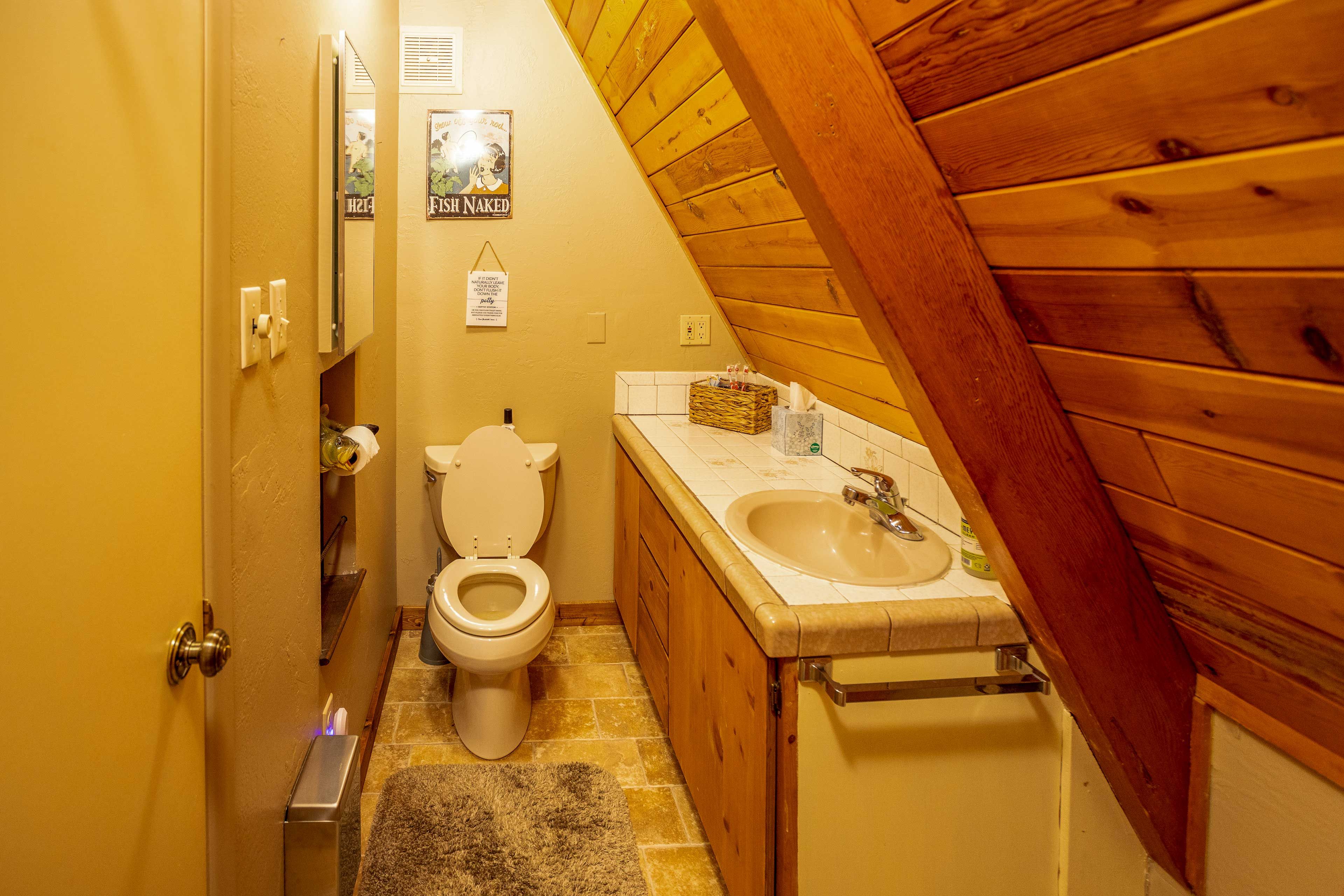 Full Bathroom | 2nd Floor | Complimentary Toiletries | Hair Dryer | Towels