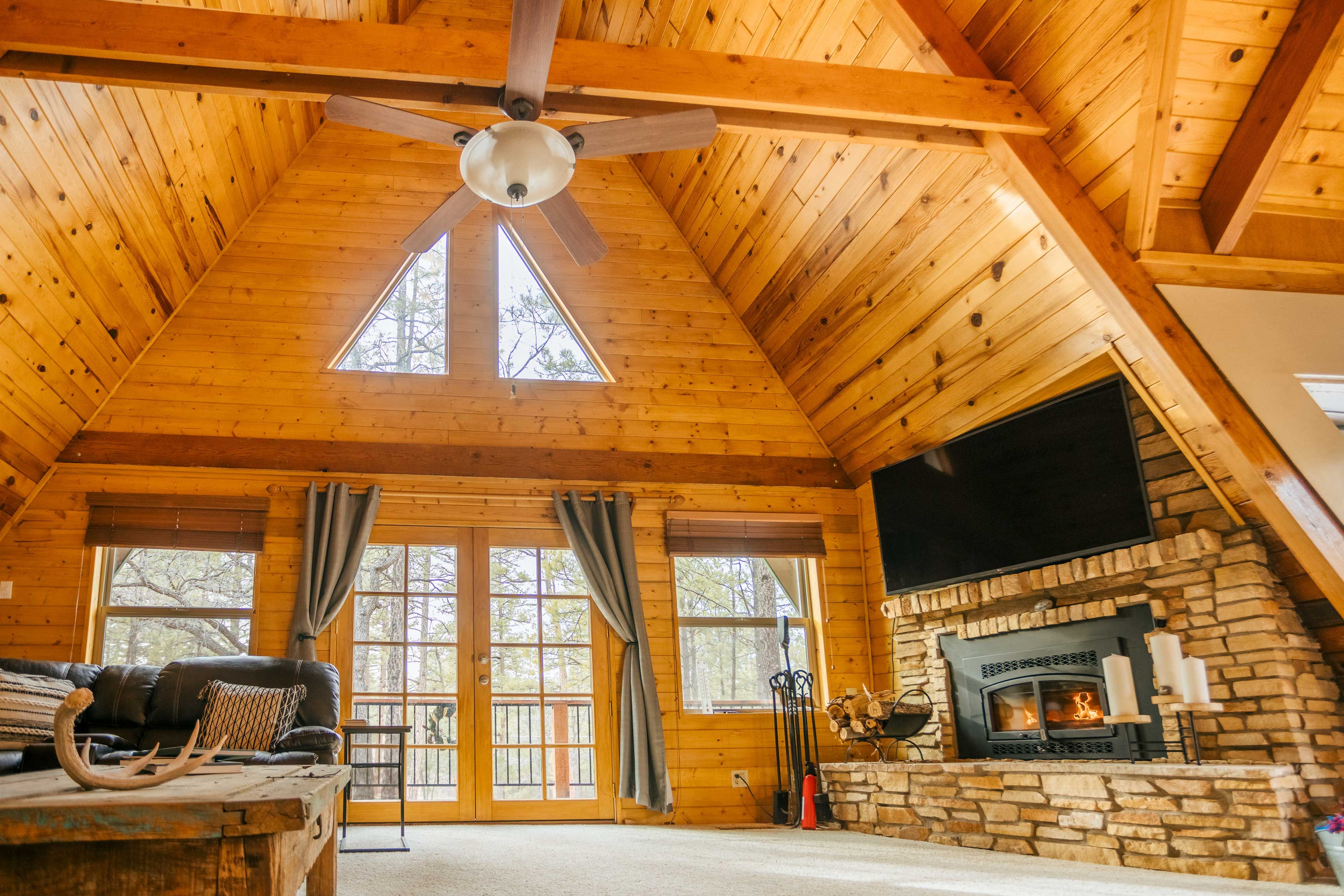Living Area | 1st Floor | Smart TV w/ Cable | Internet Access | Fireplace