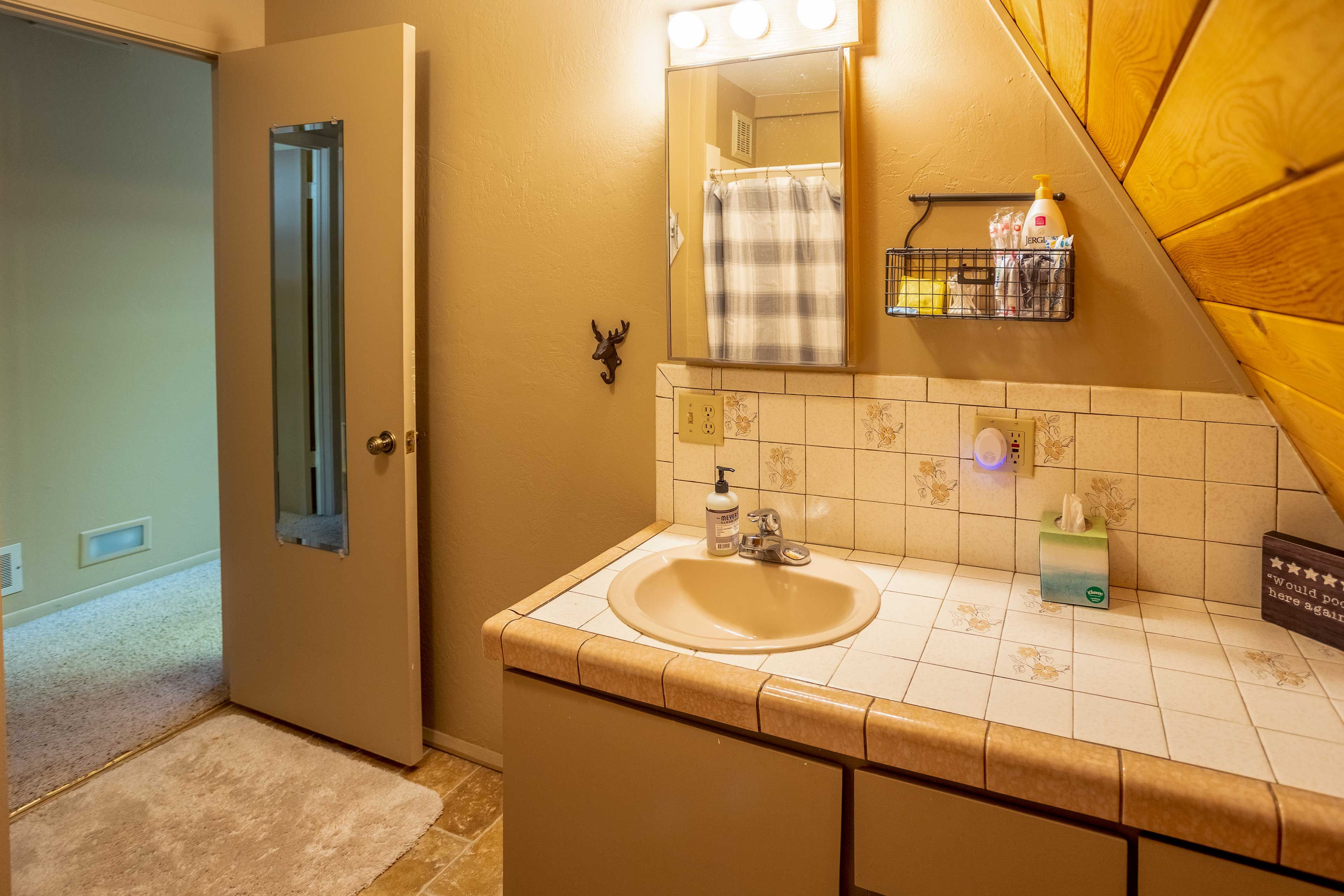 Full Bathroom | 1st Floor | Complimentary Toiletries | Hair Dryer | Towels