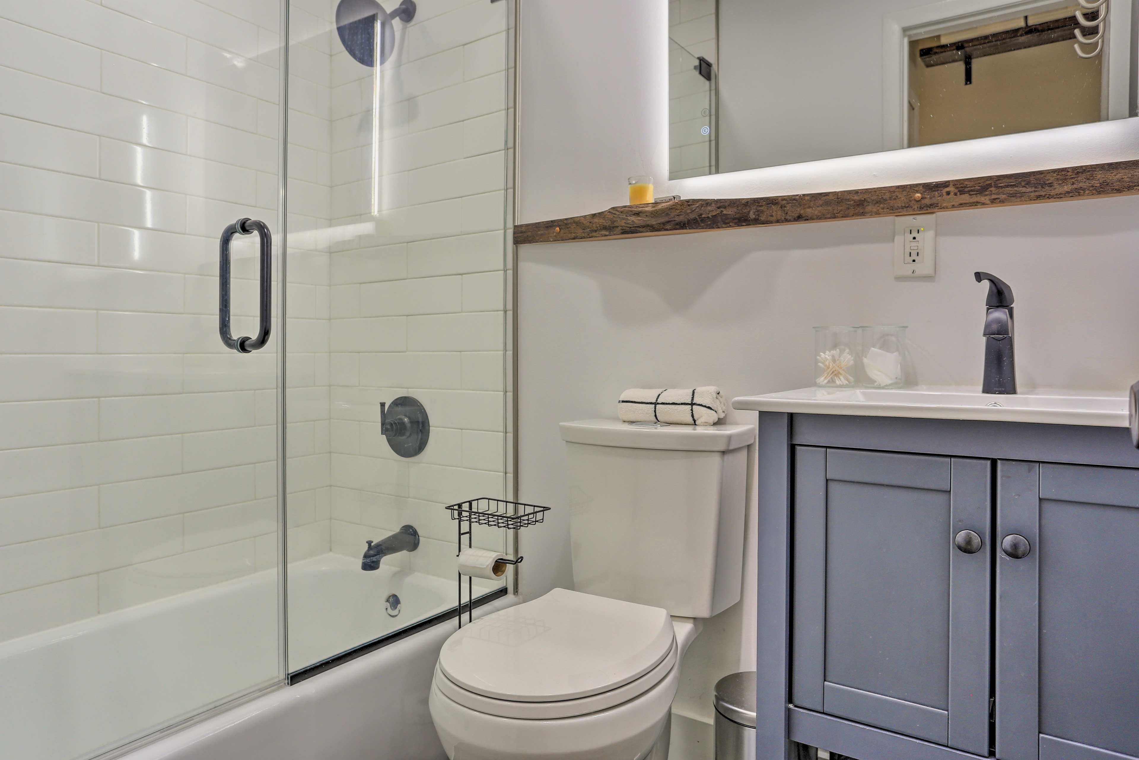 Full Bathroom | Towels Provided | Hair Dryer