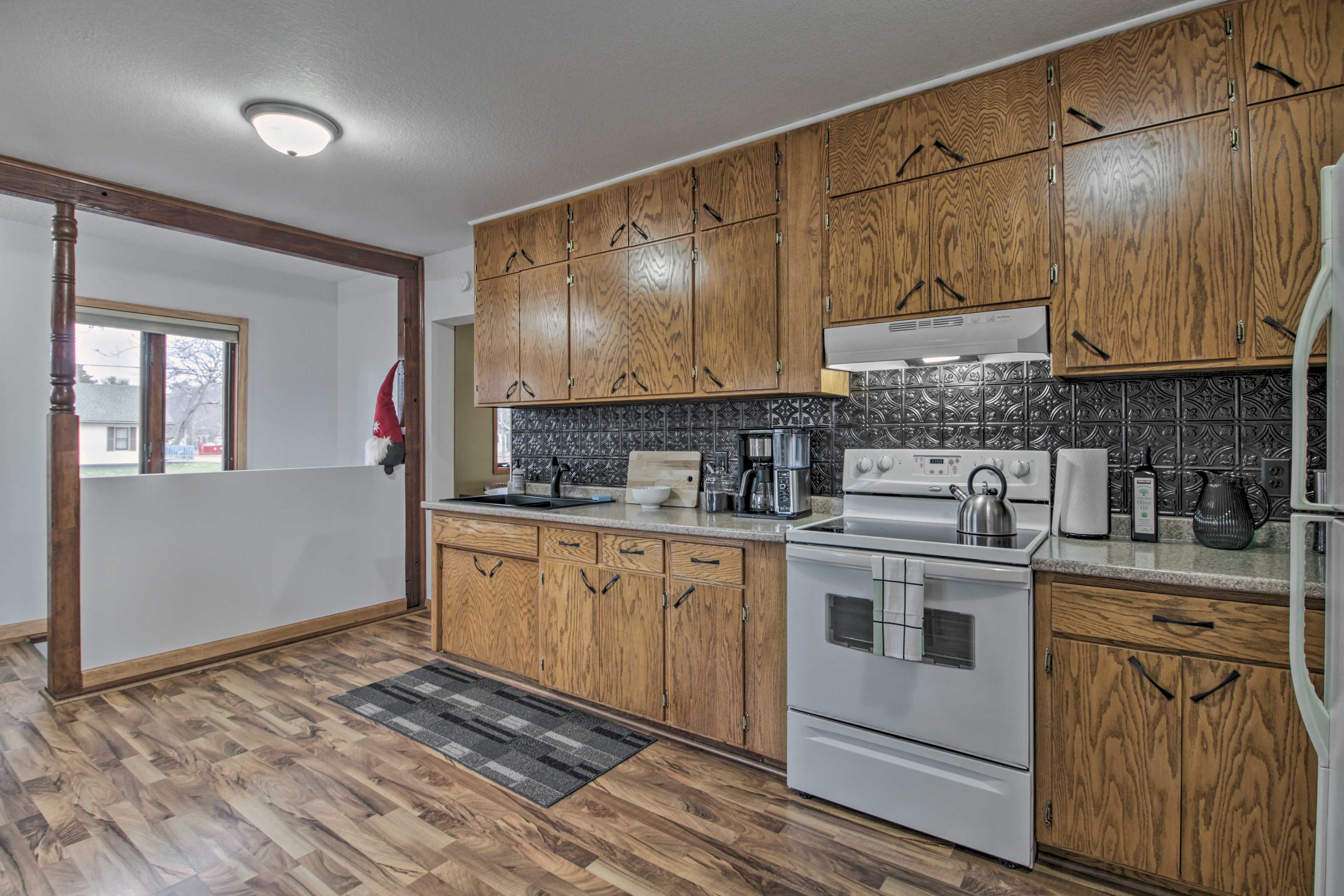 Fully Equipped Kitchen | Dishware & Flatware