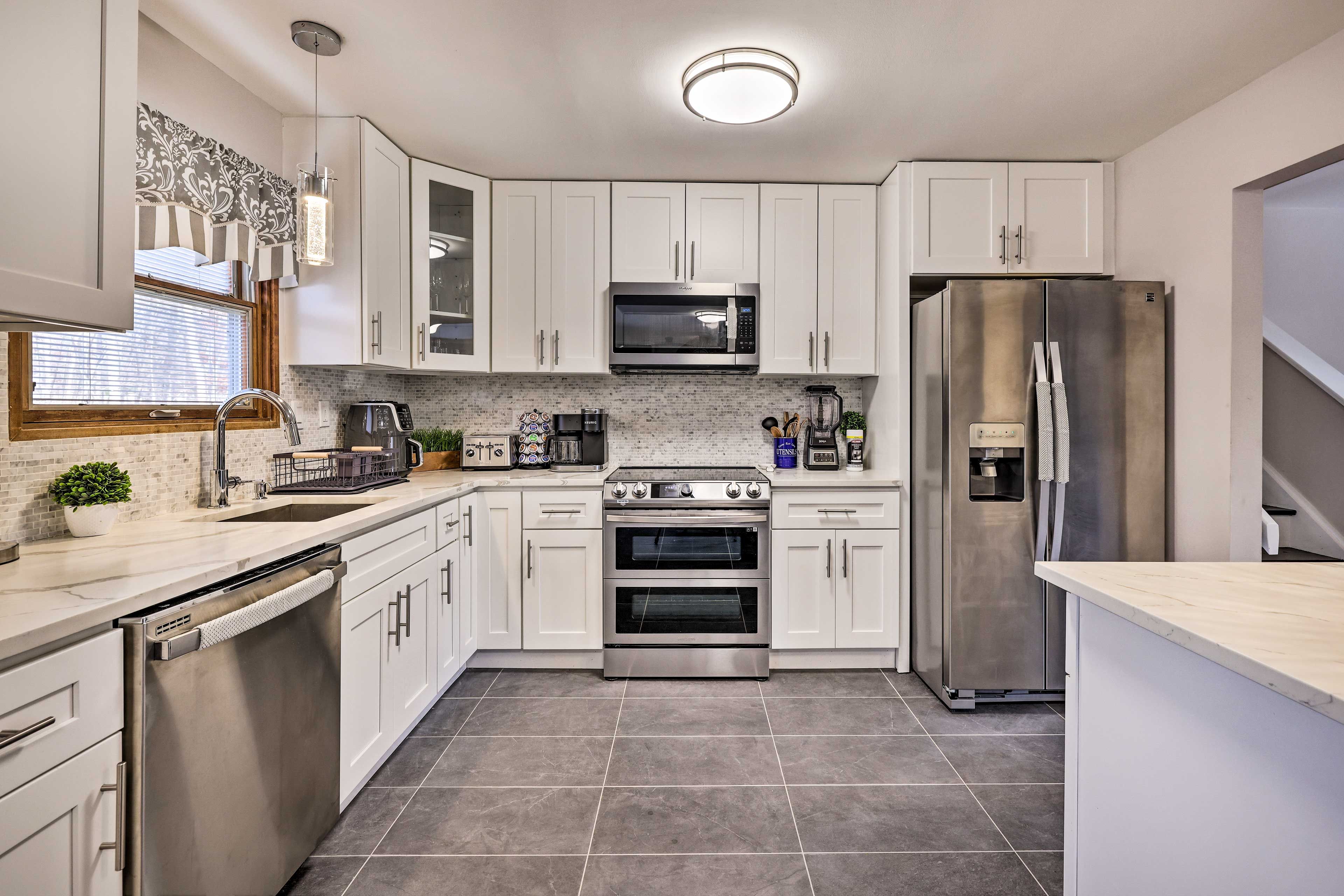 Fully Equipped Kitchen | Dishware & Flatware
