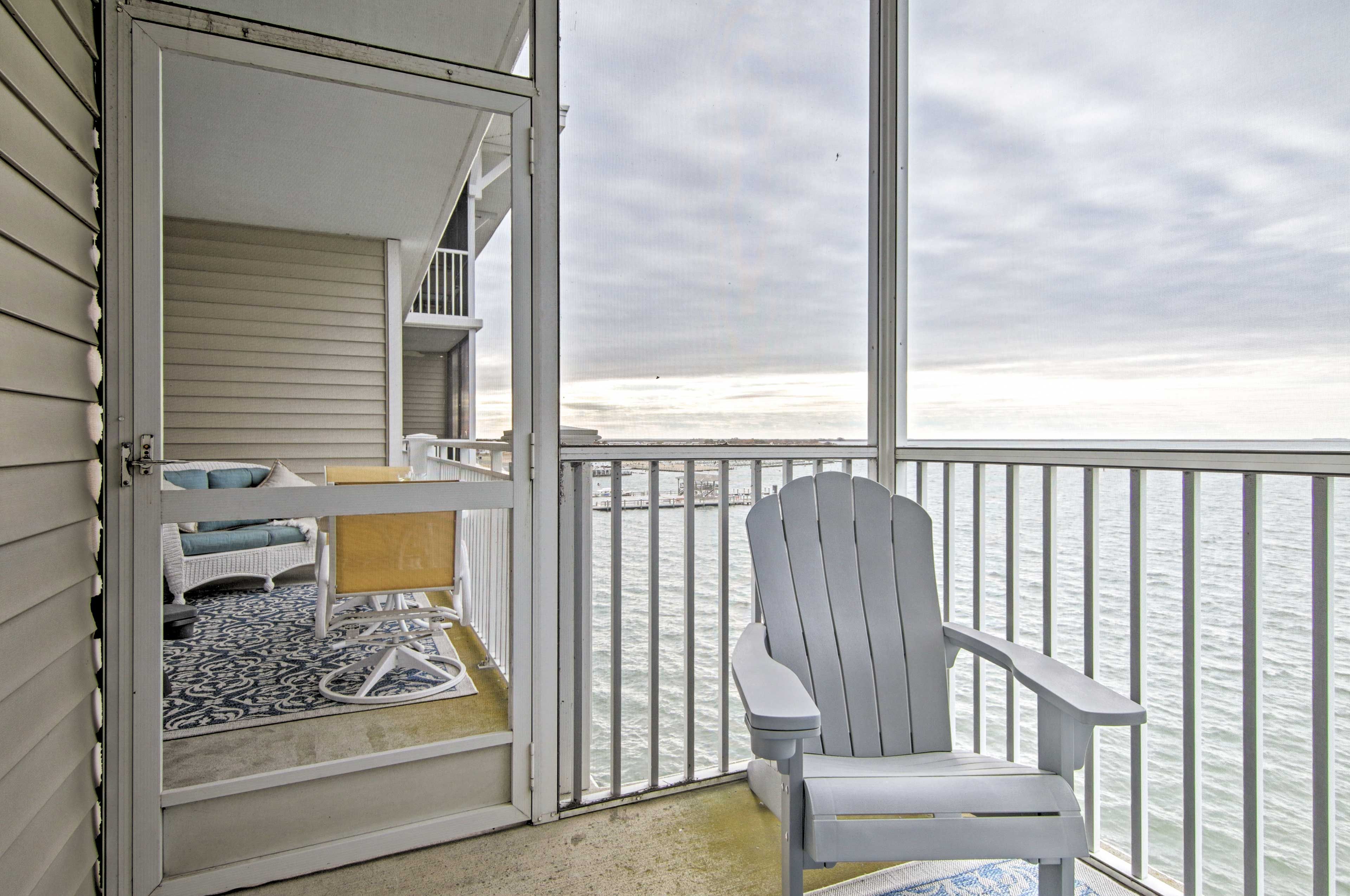 Screened-In Balcony | Patio Furniture