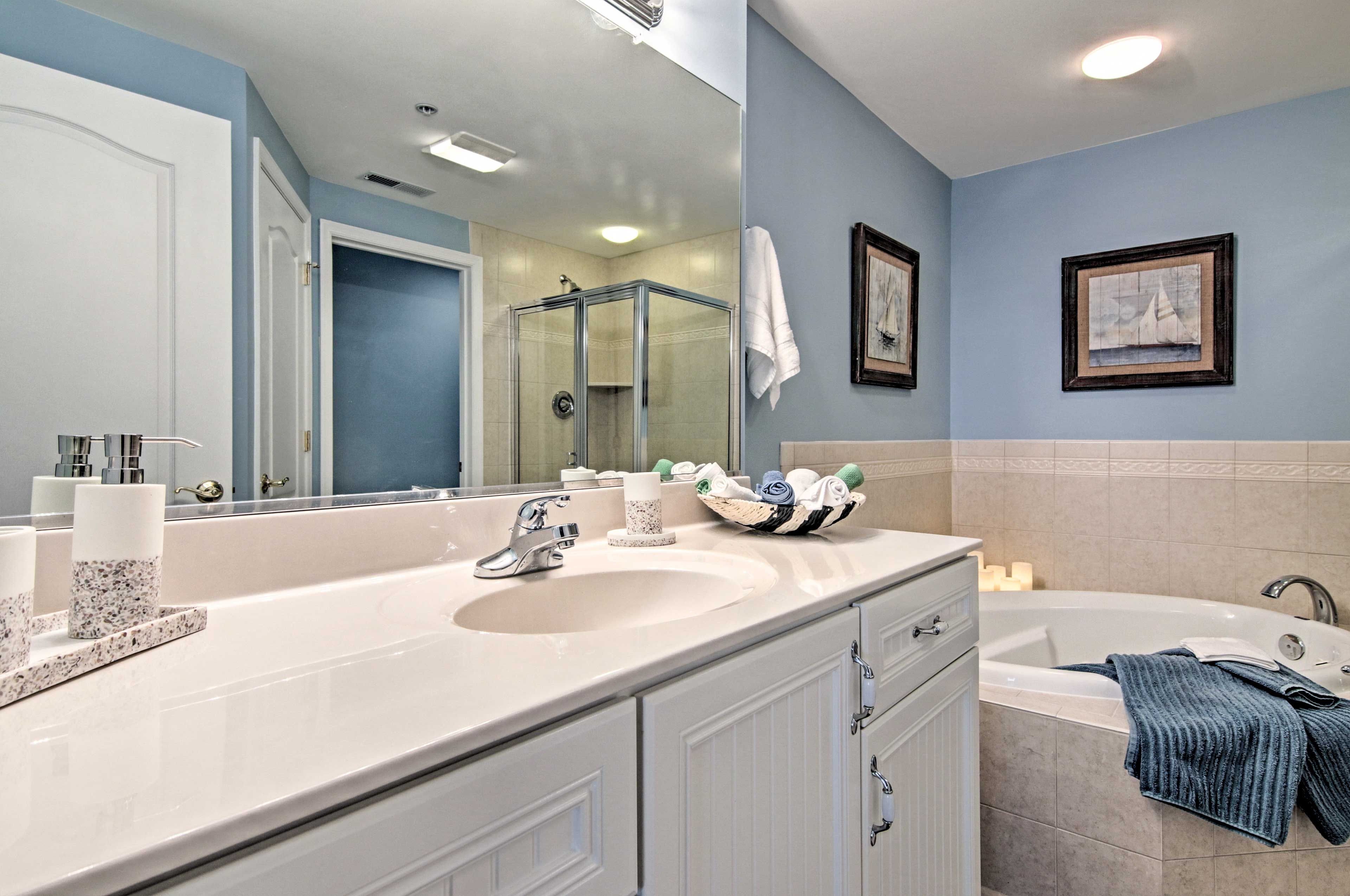 En-Suite Bathroom | Jetted Tub | Complimentary Toiletries
