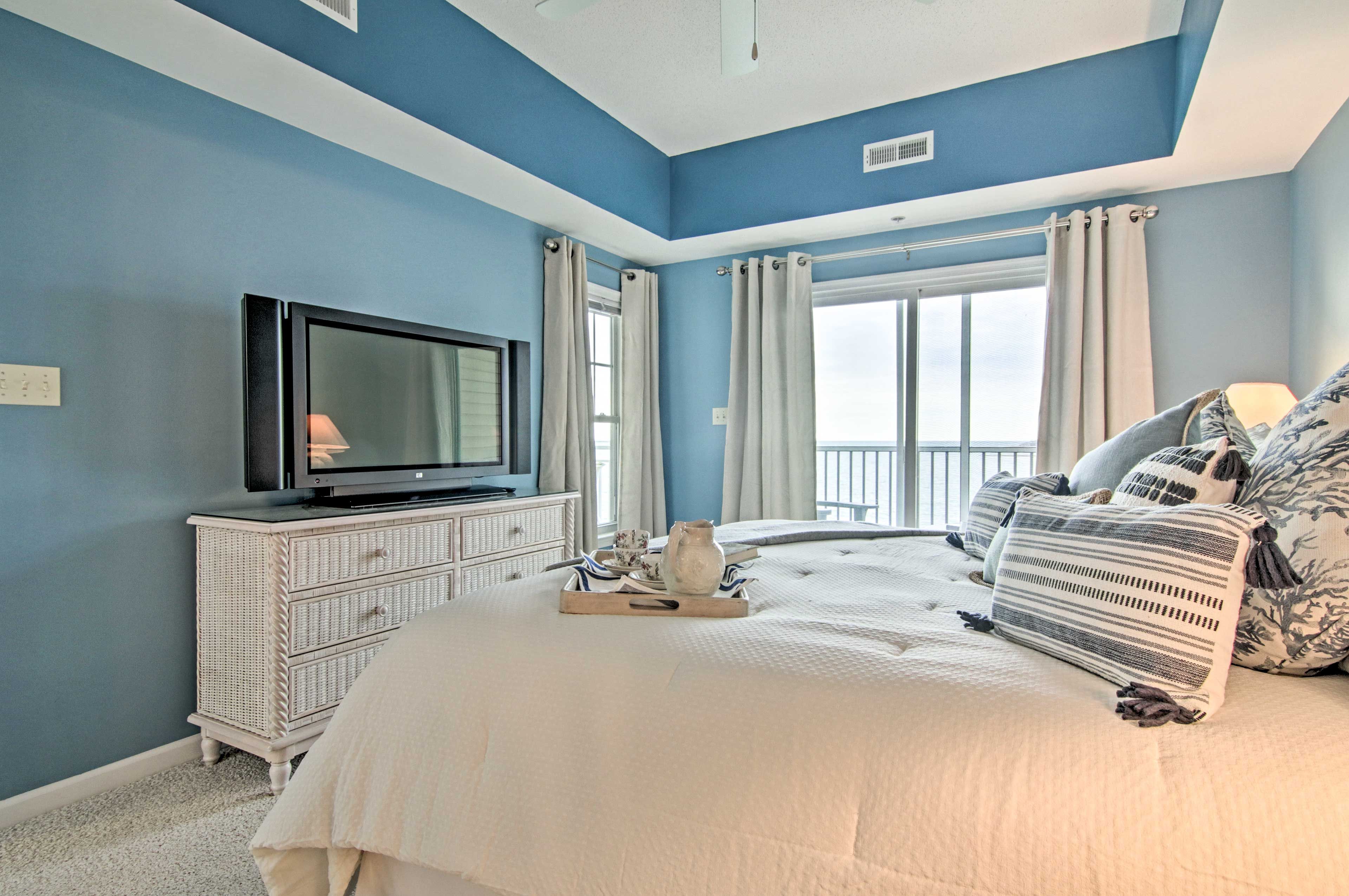 Bedroom 1 | Private Screened-In Balcony | En-Suite Bathroom