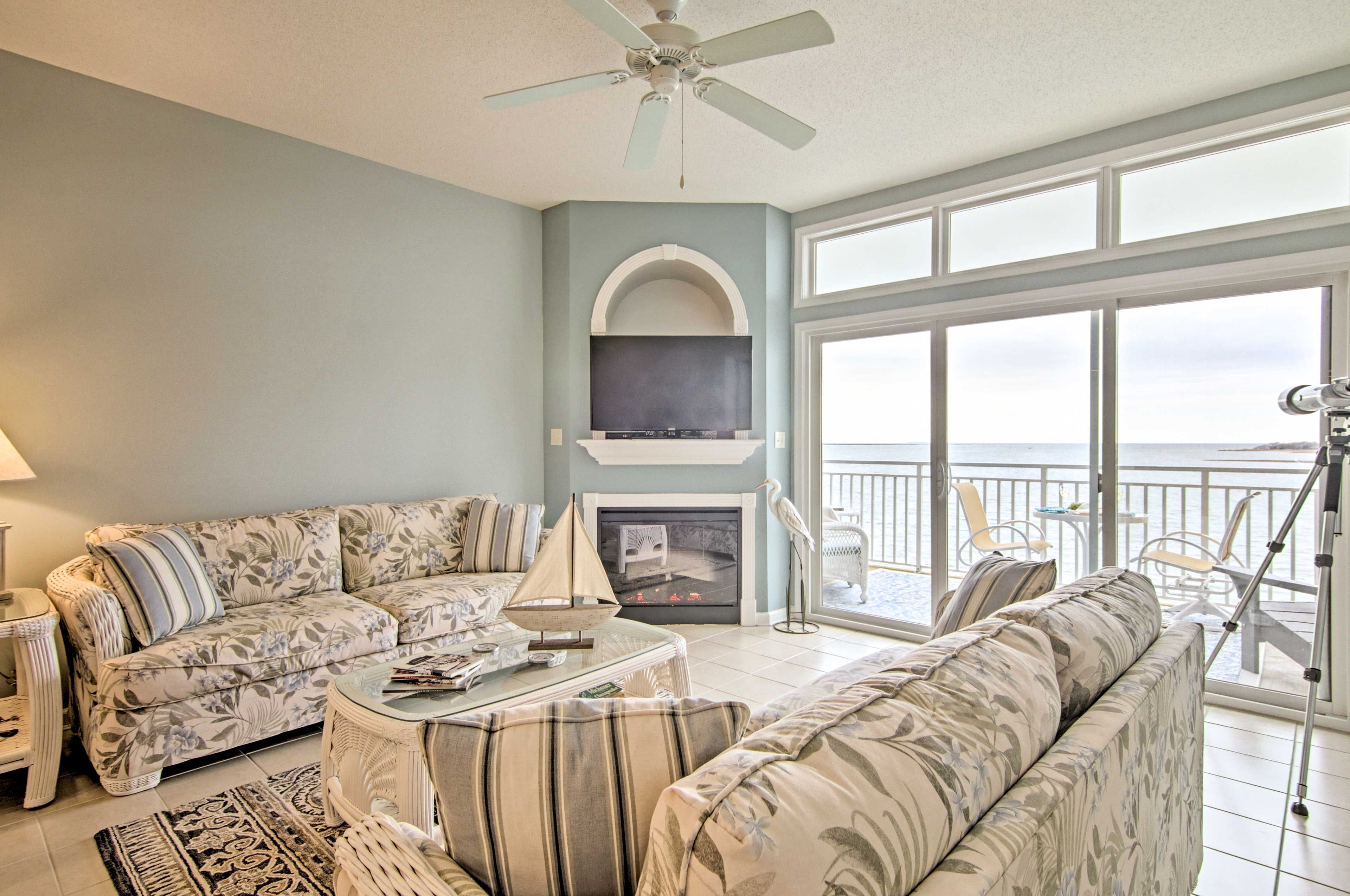 Living Room | Smart TV | Gas Fireplace | Telescope