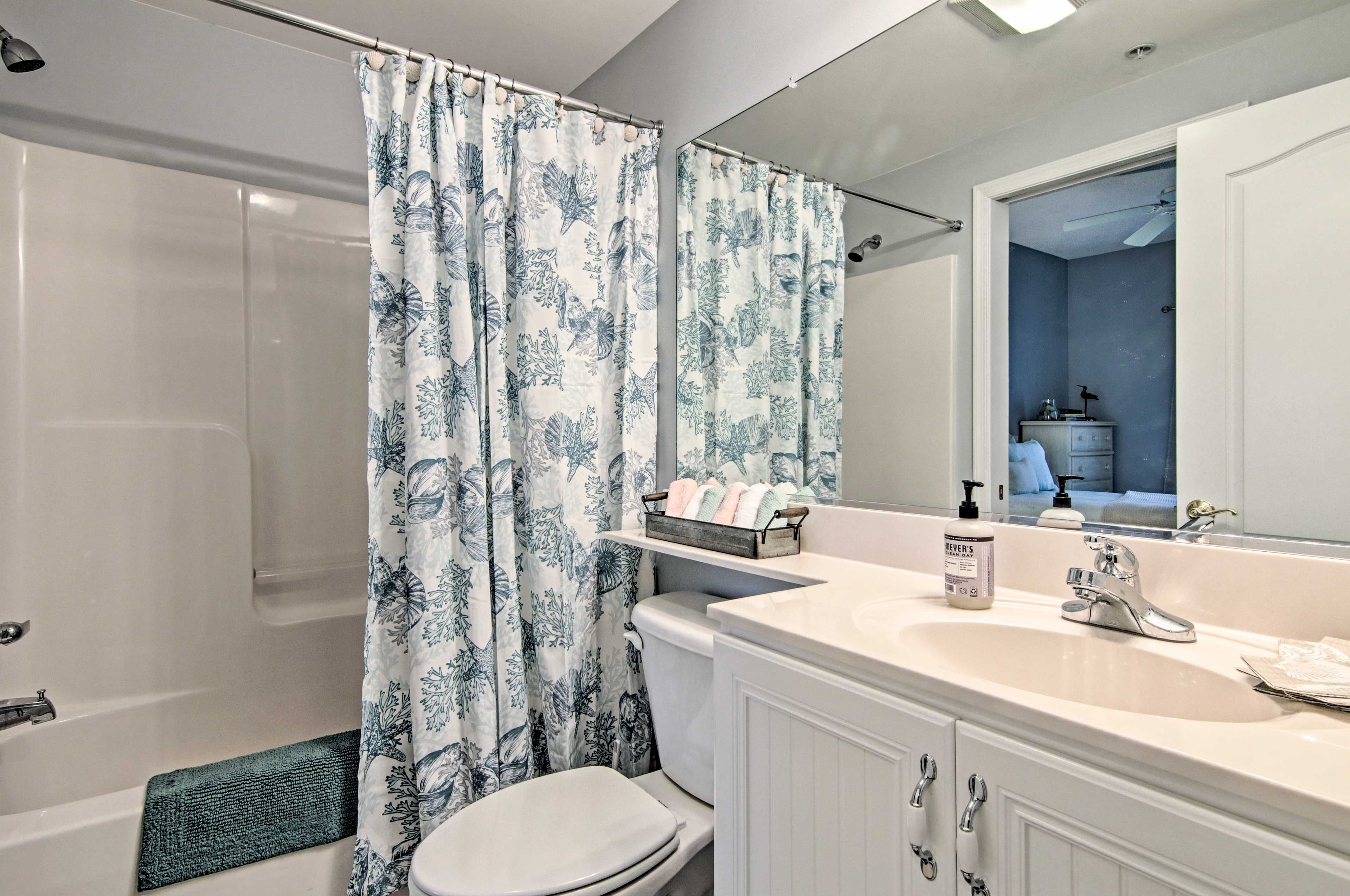 Full Bathroom | Shower/Tub Combo | Towels Provided
