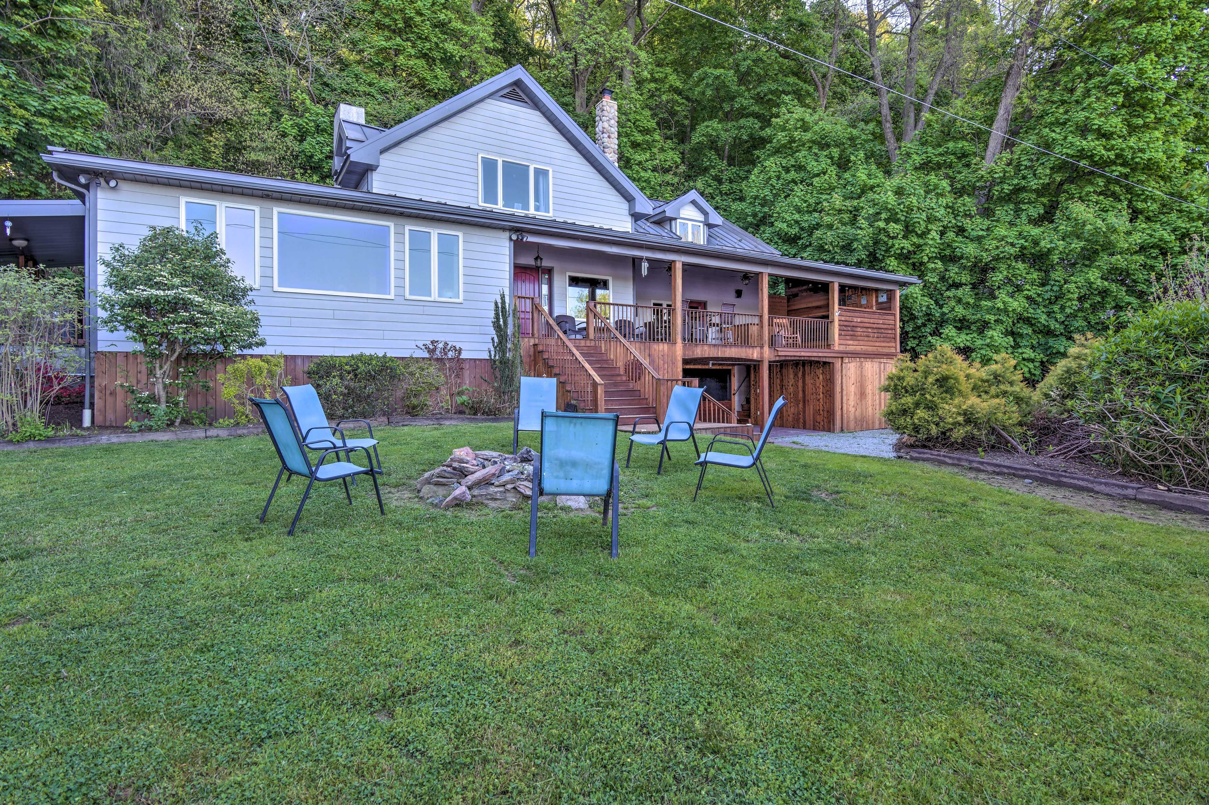 Private Yard | Fire Pit
