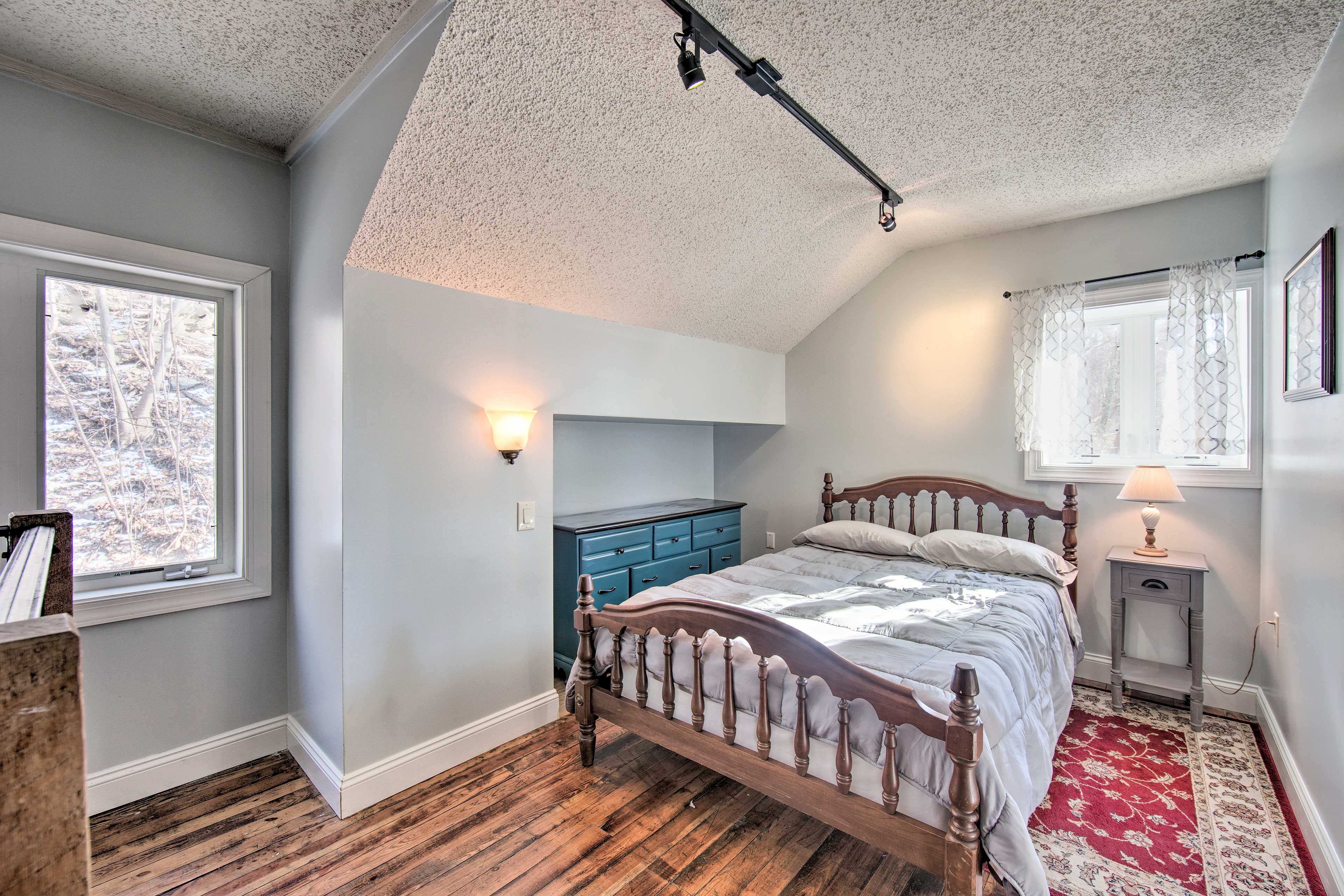 Loft | Upper Level | Queen Bed