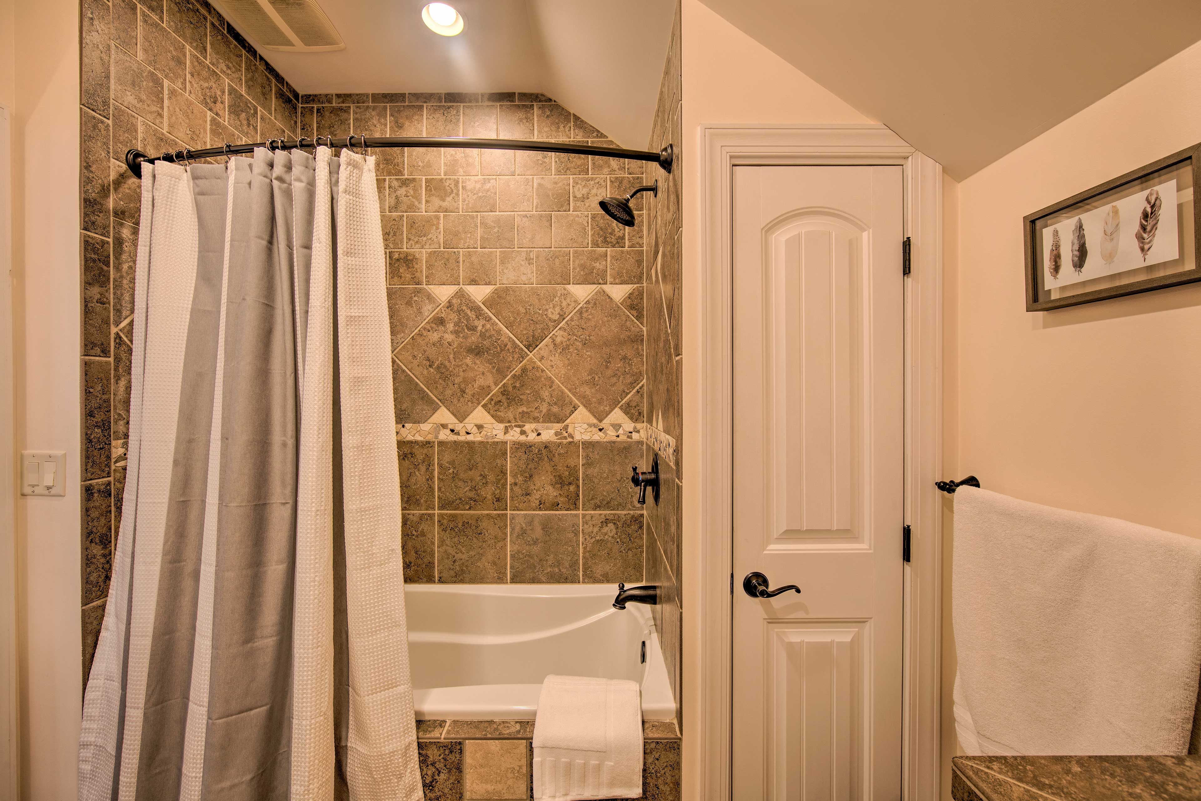 Full Bathroom | Upper Level | Towels Provided