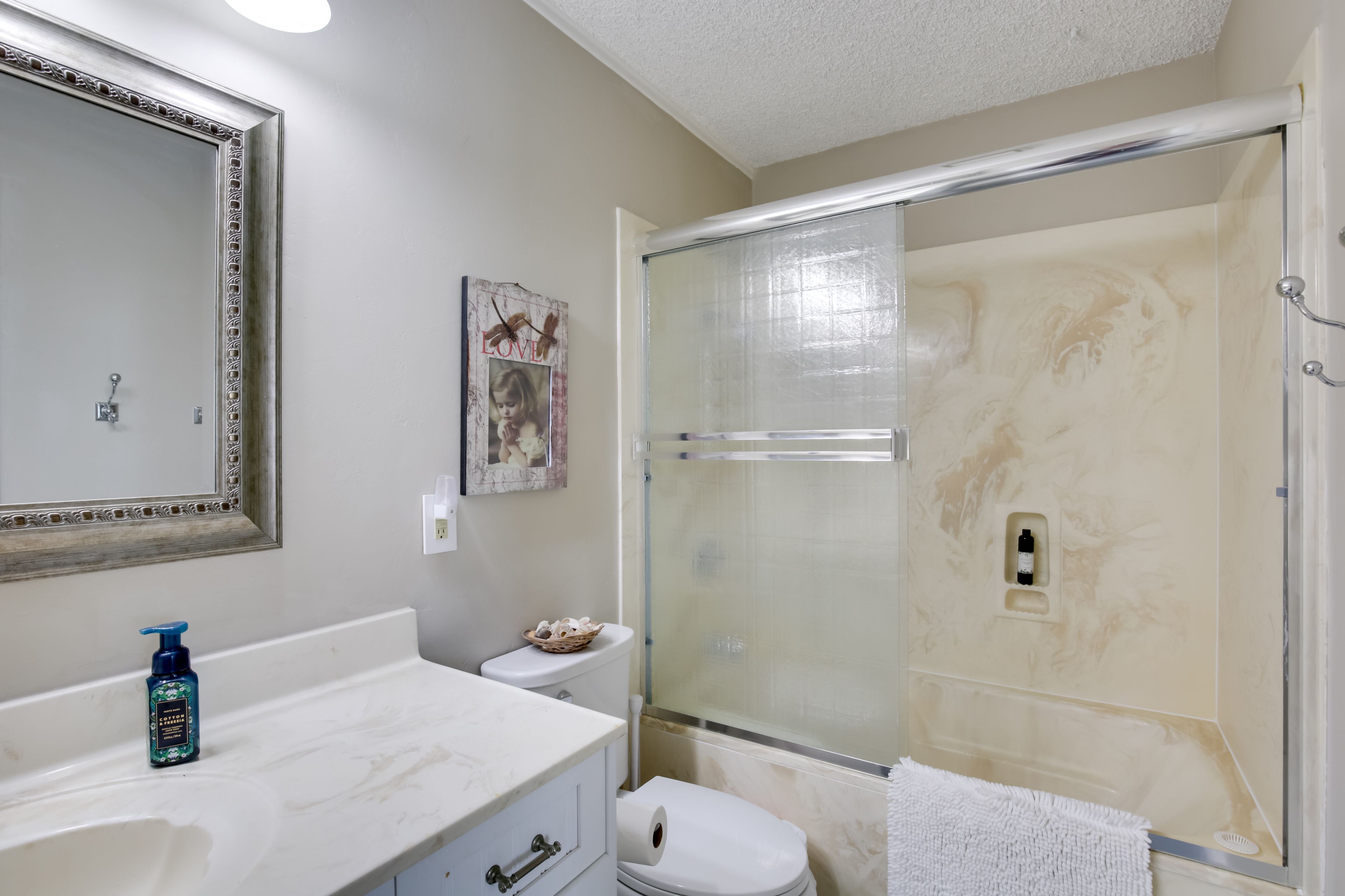 Full Bathroom | Towels Provided | Complimentary Toiletries