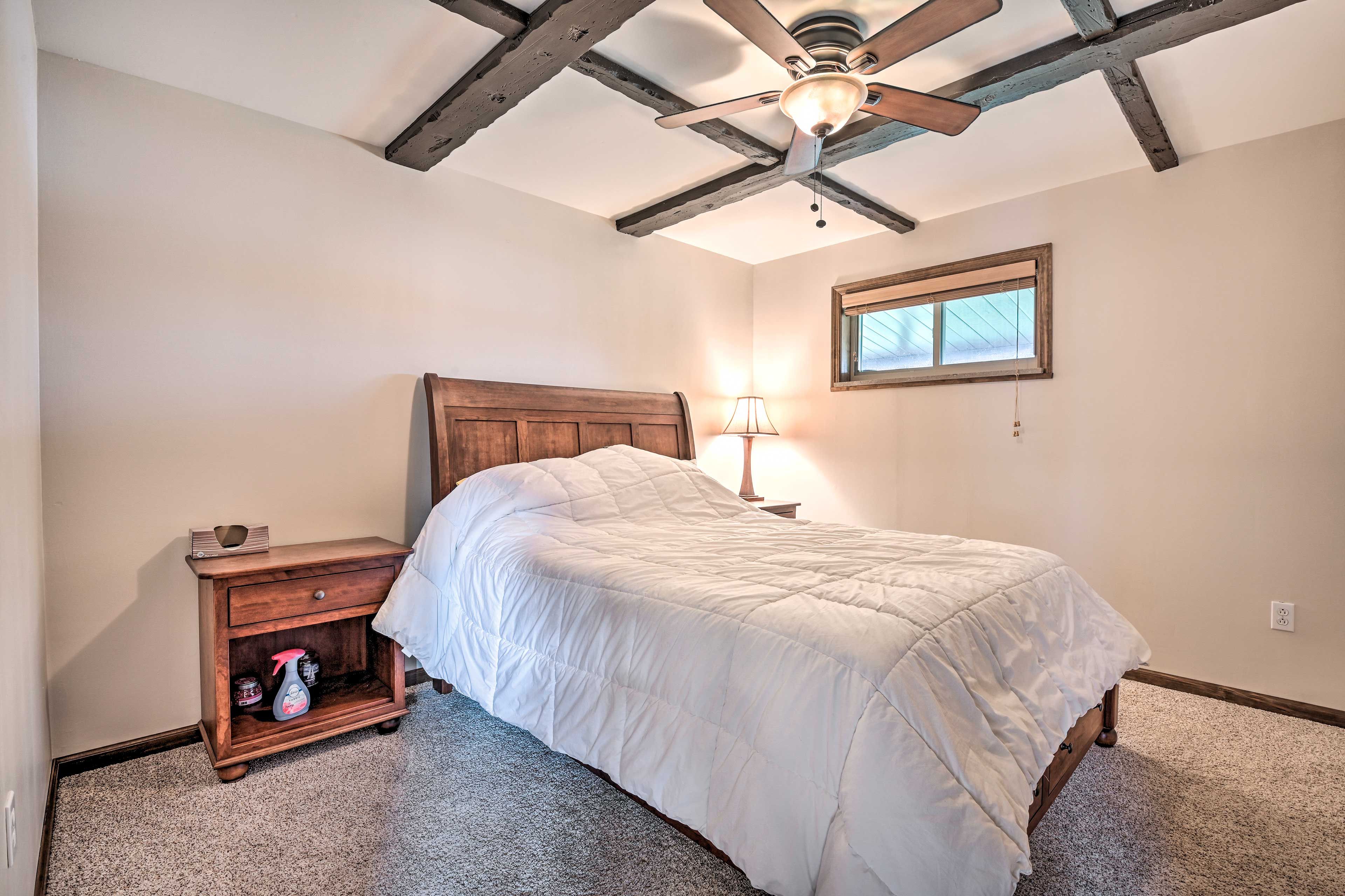 Bedroom 1 | Queen Bed