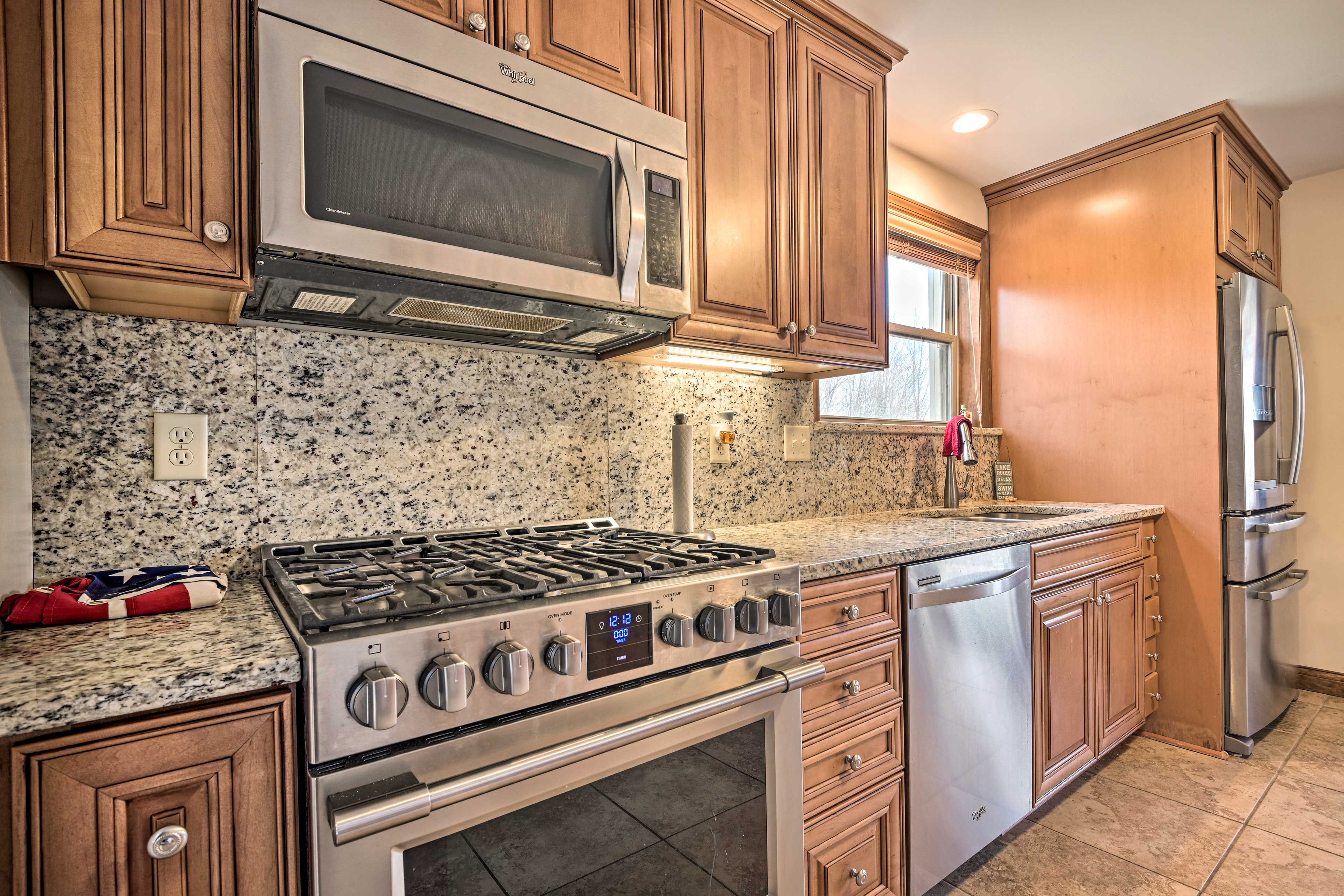 Kitchen | Fully Equipped w/ Cooking Basics