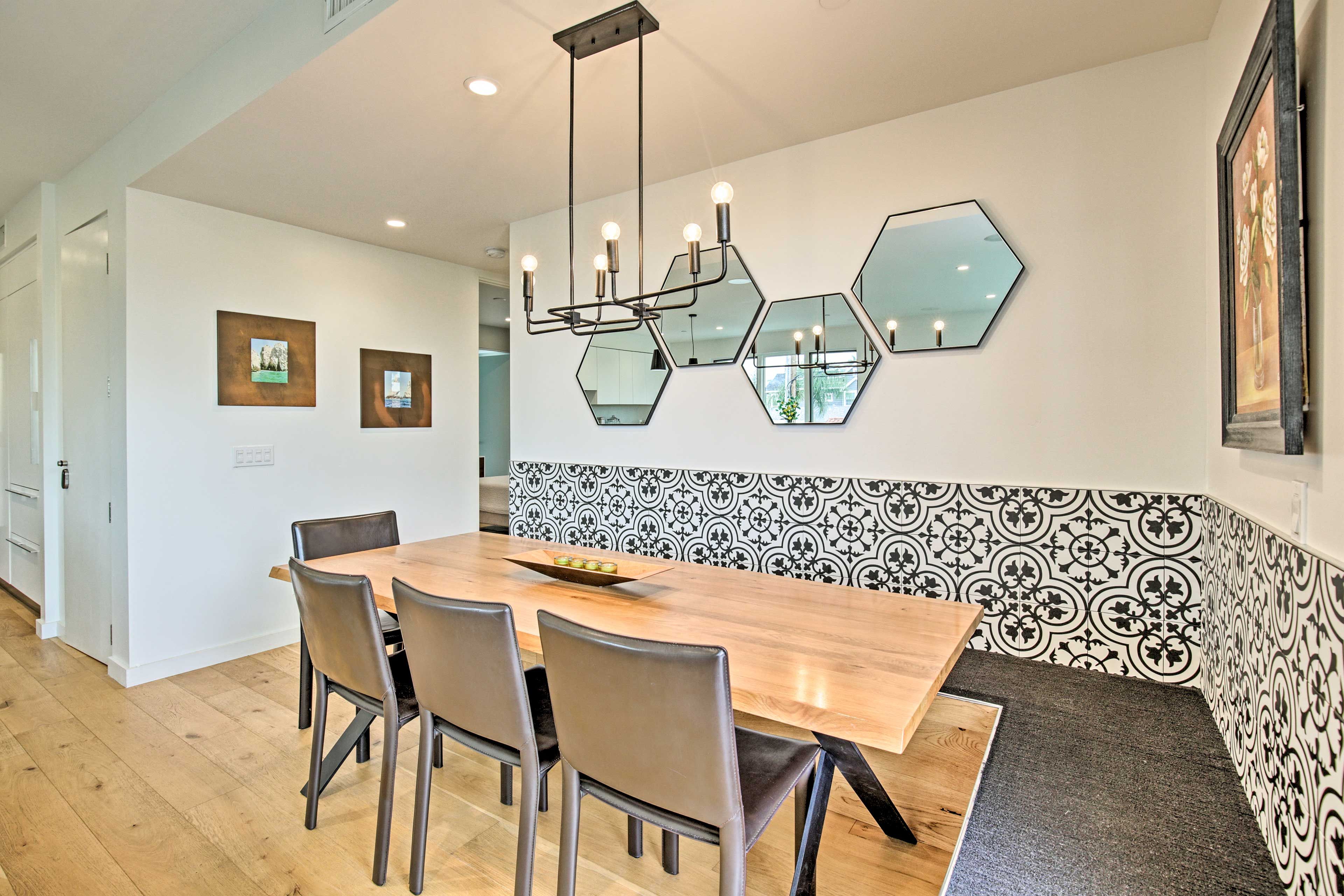 Dining Area | Dishware/Flatware Provided