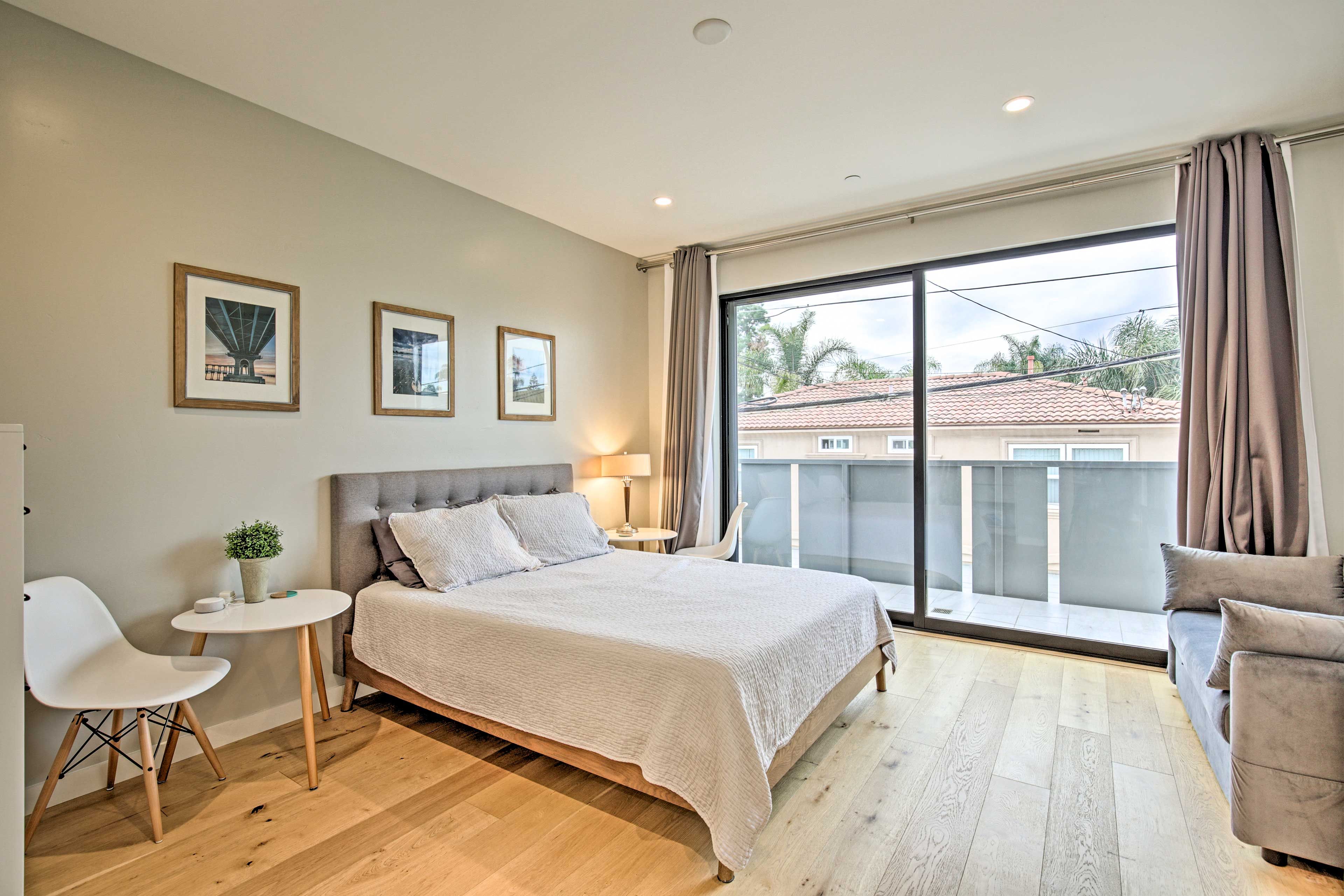 Bedroom 2 | Queen Bed | Twin Sleeper Sofa | En-Suite Bathroom