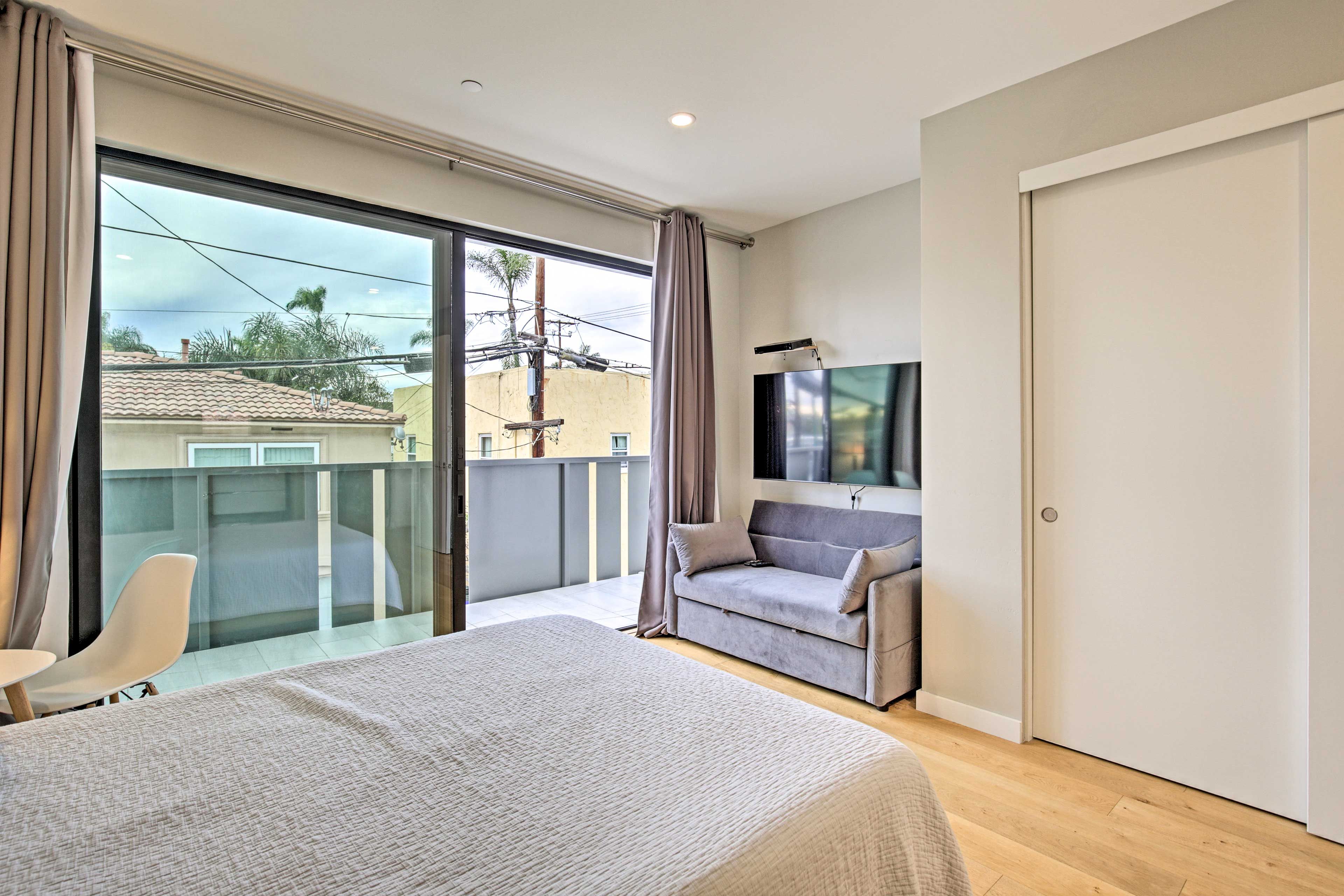 Bedroom 2 | Smart TV w/ Cable
