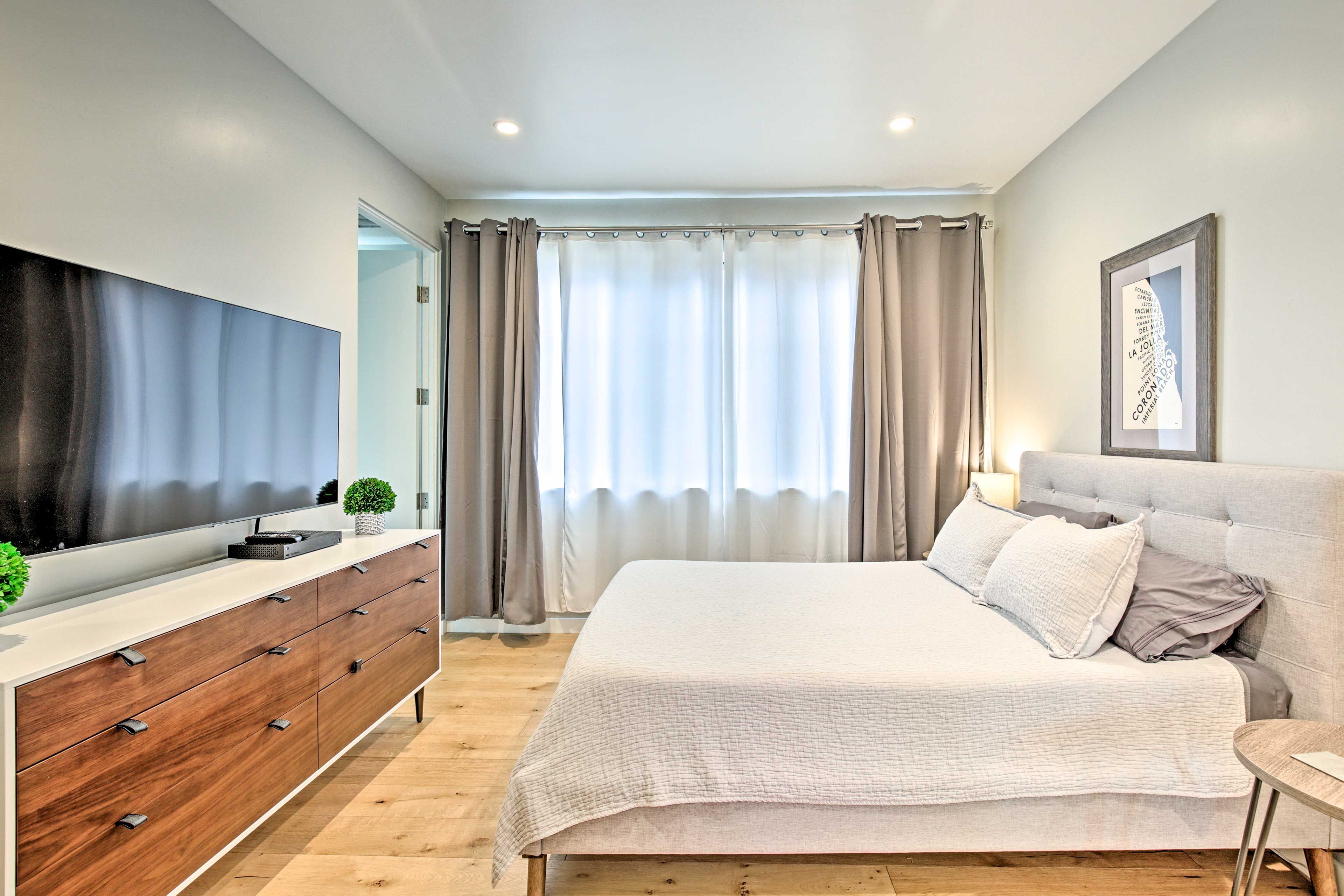 Bedroom 3 | Smart TV w/ Cable