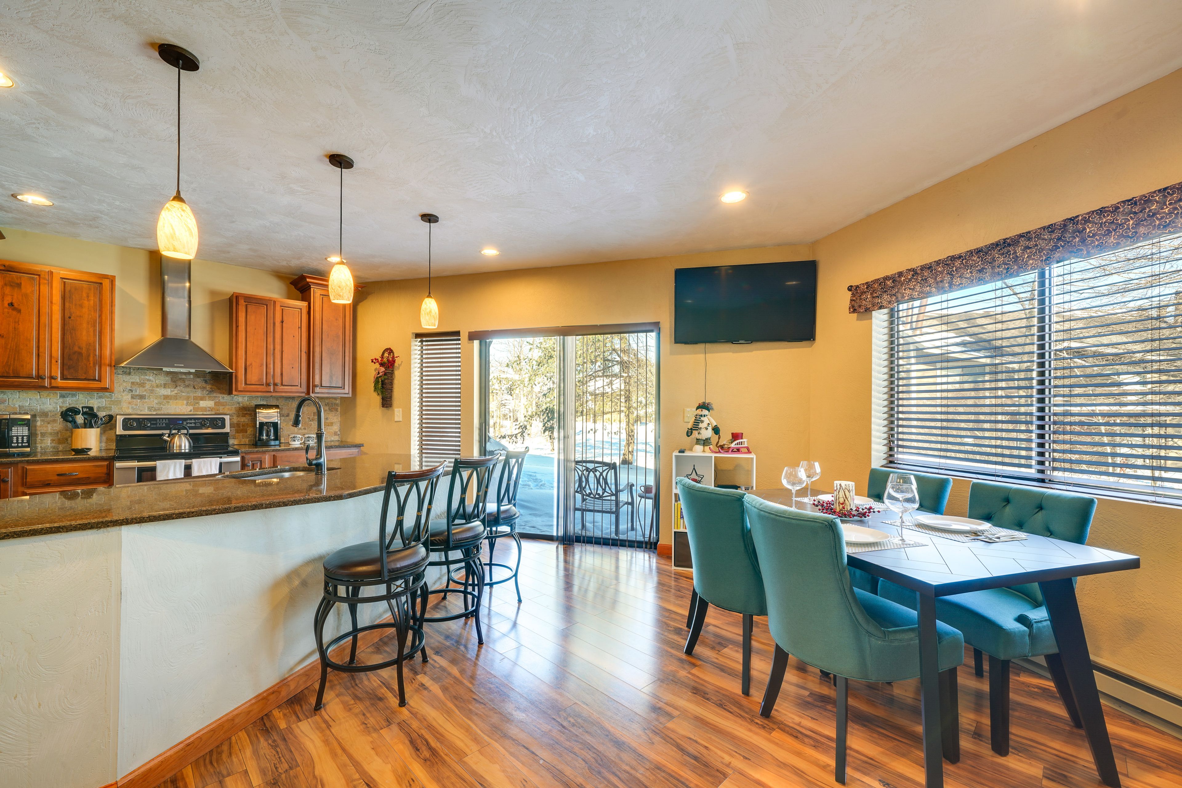 Dining Area | Dishware Provided