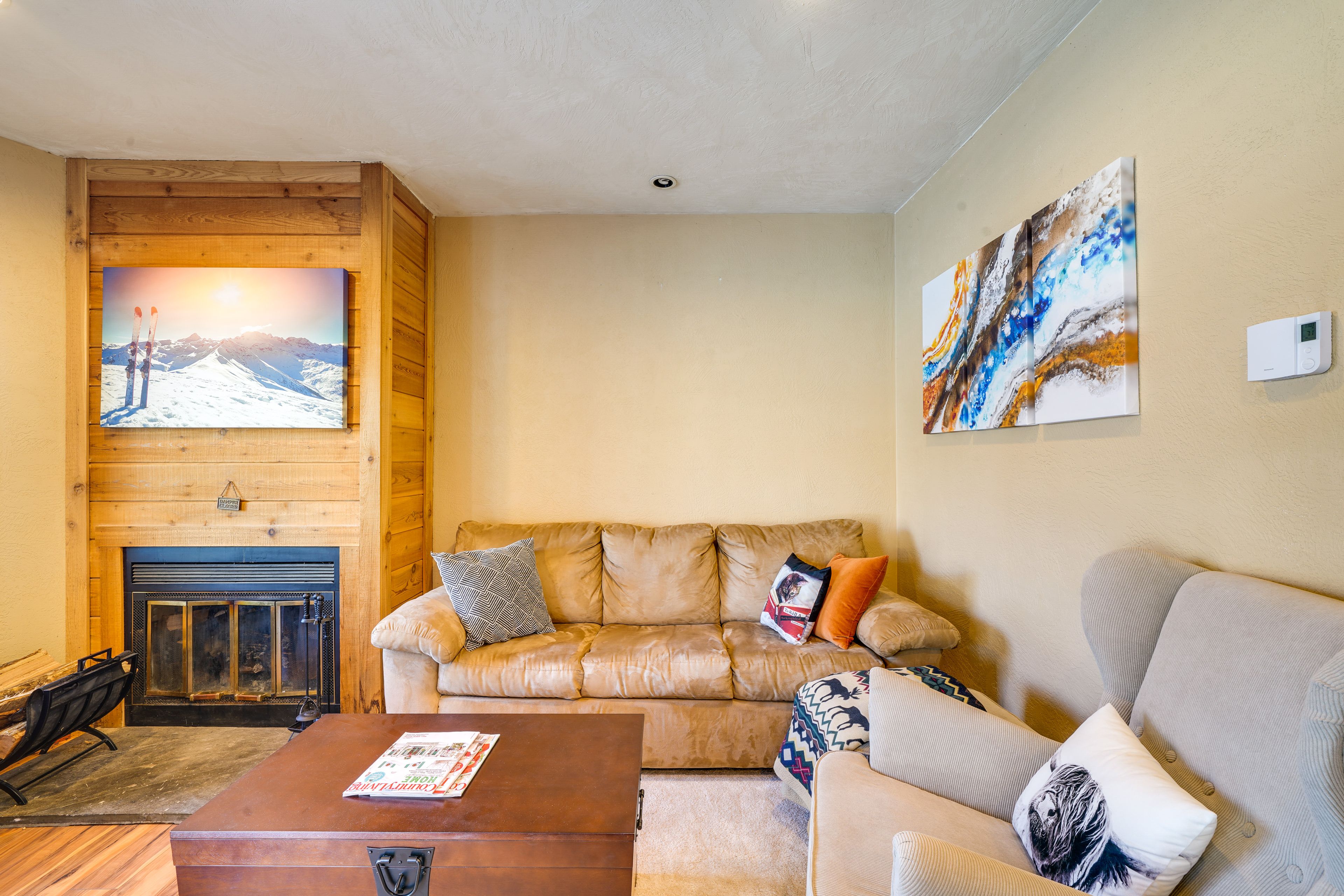 Living Room | Free WiFi | Smart TV | Wood-Burning Fireplace (Wood Provided)