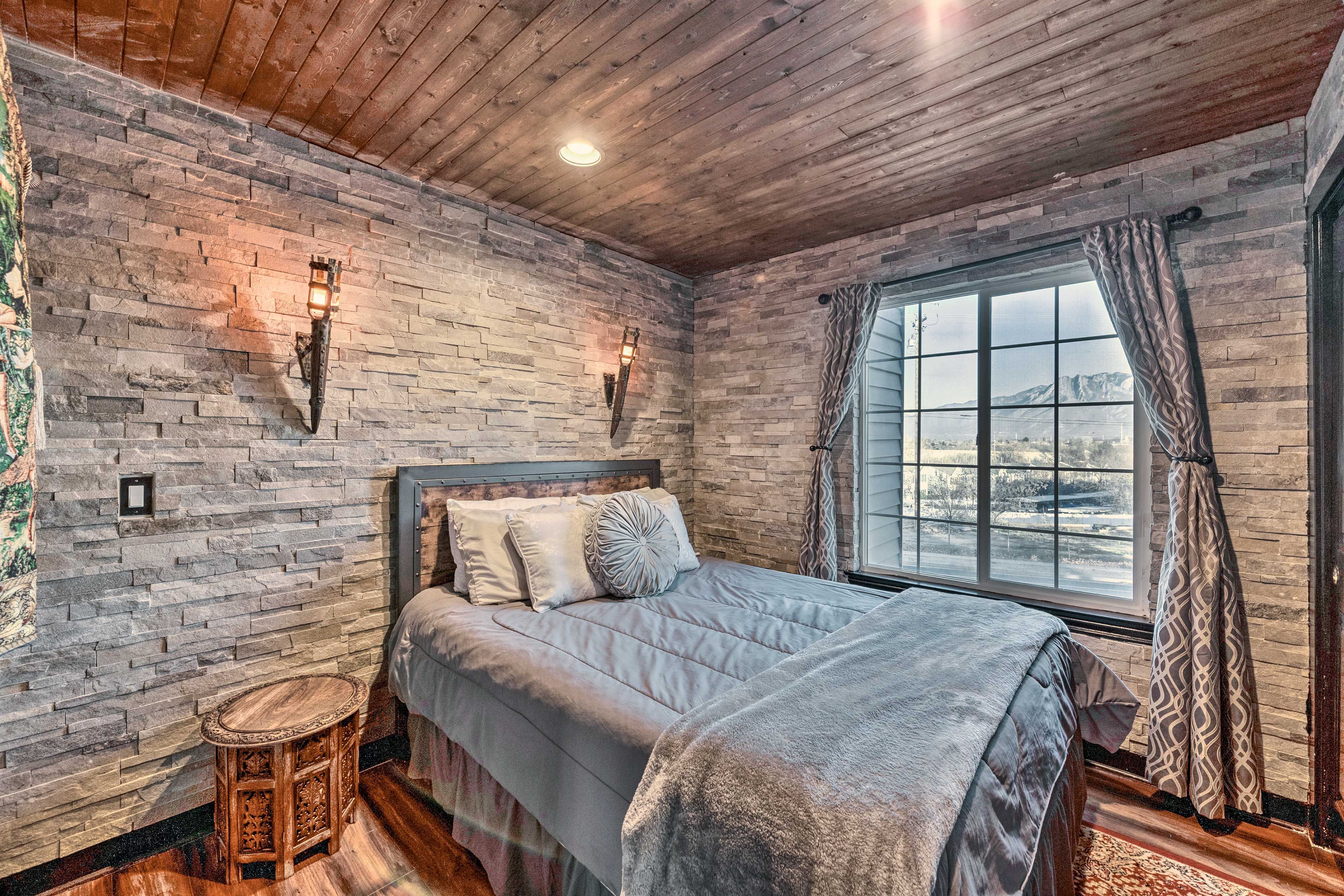 Bedroom 2 | Queen Bed