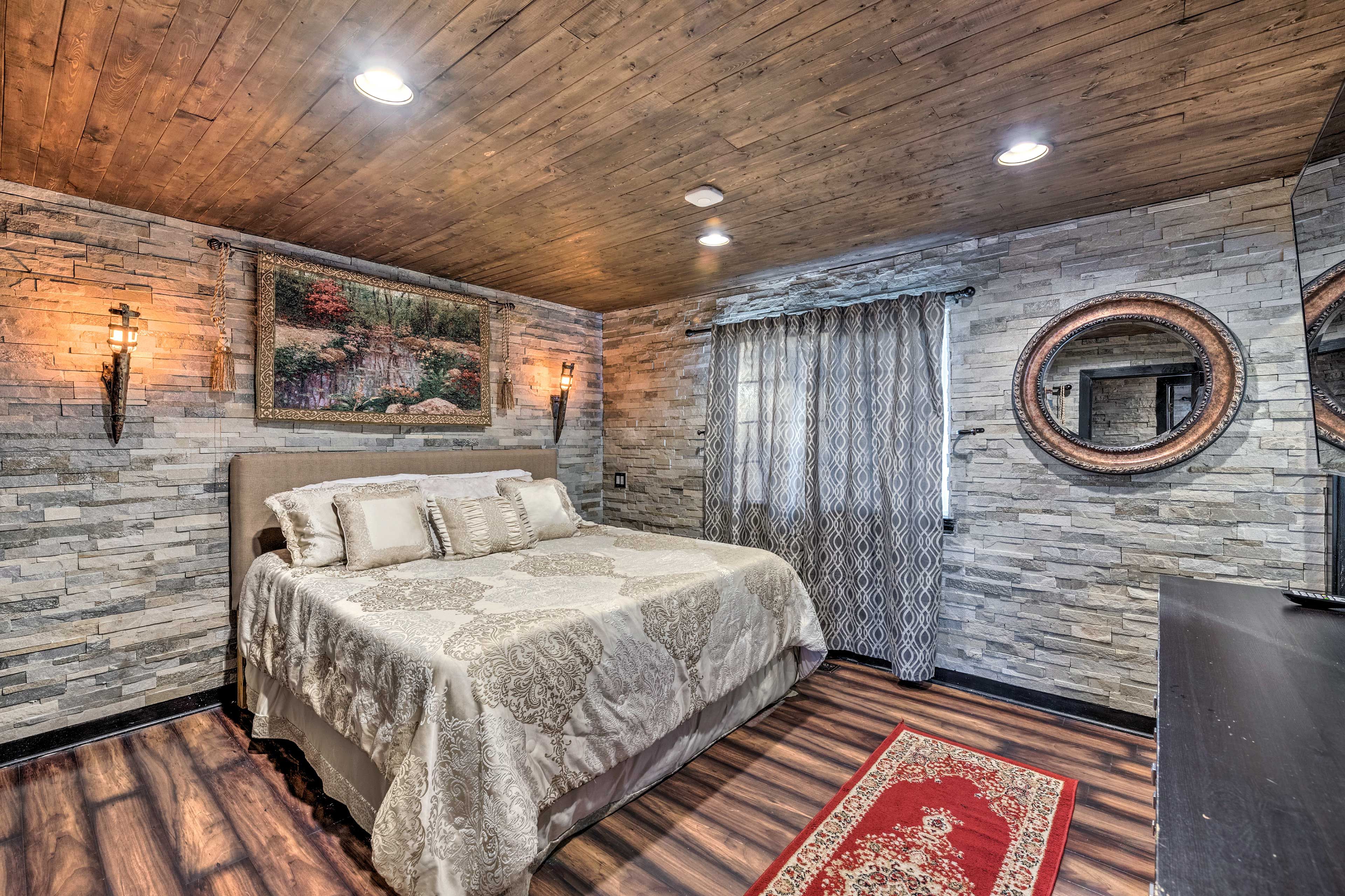 Bedroom 1 | King Bed | En-Suite Bathroom