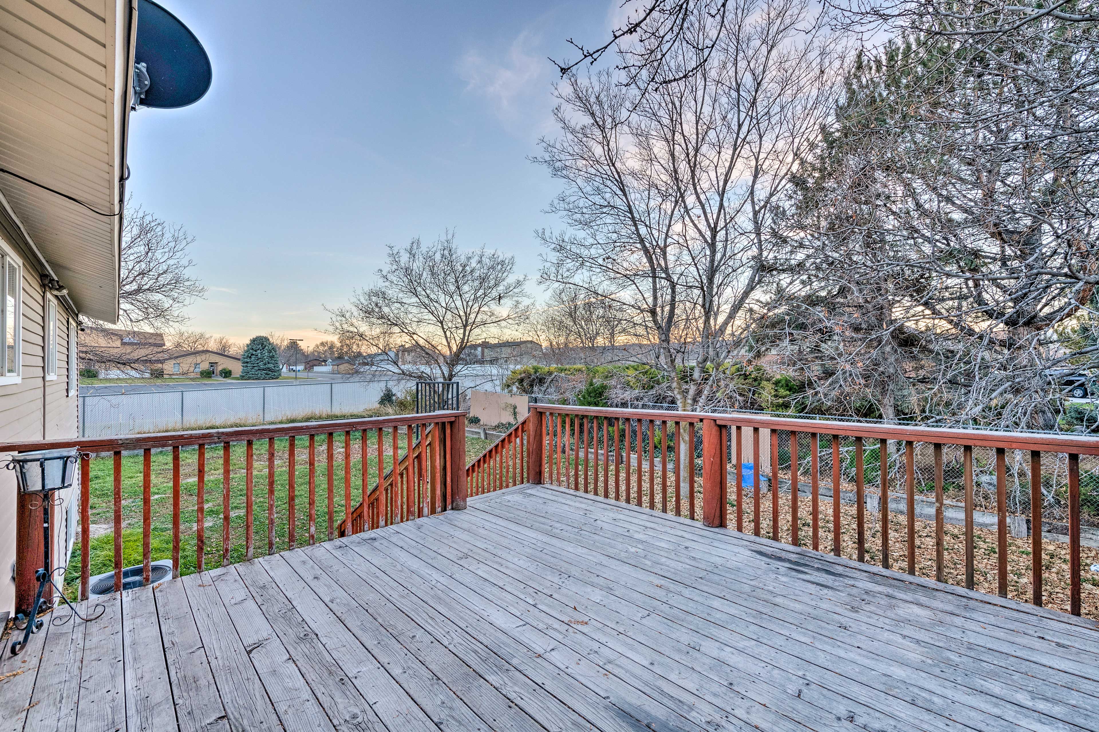 Backyard | Spacious Deck