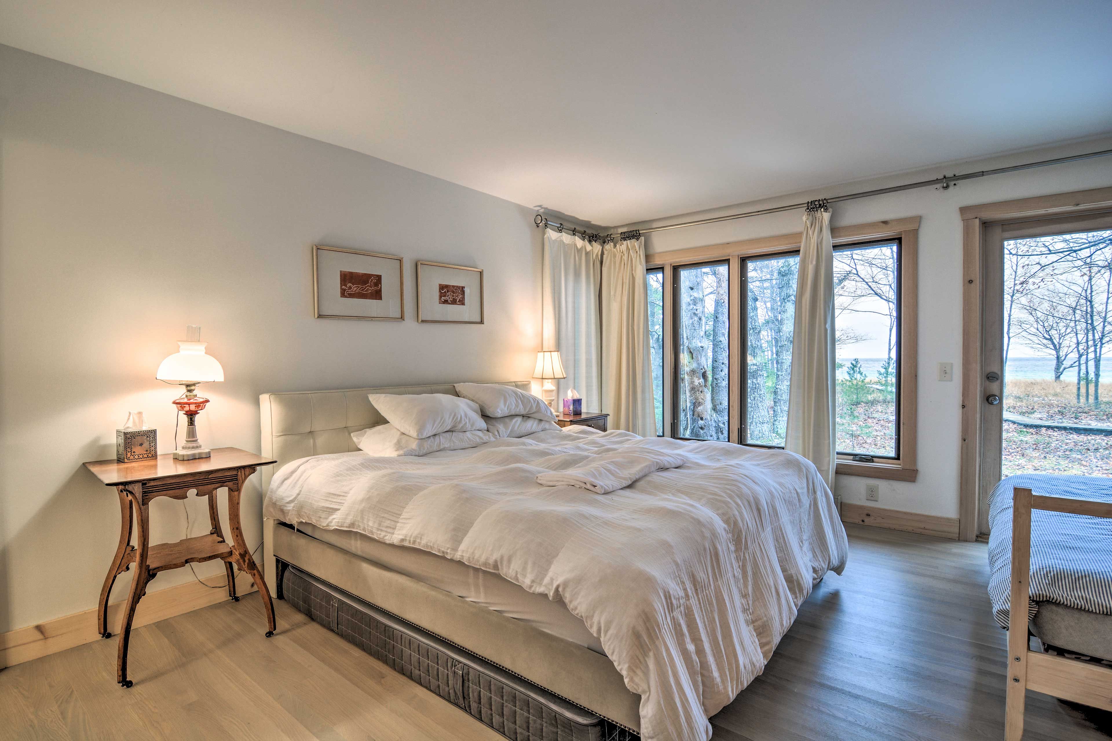 Bedroom 1 | King Bed | Twin Bed