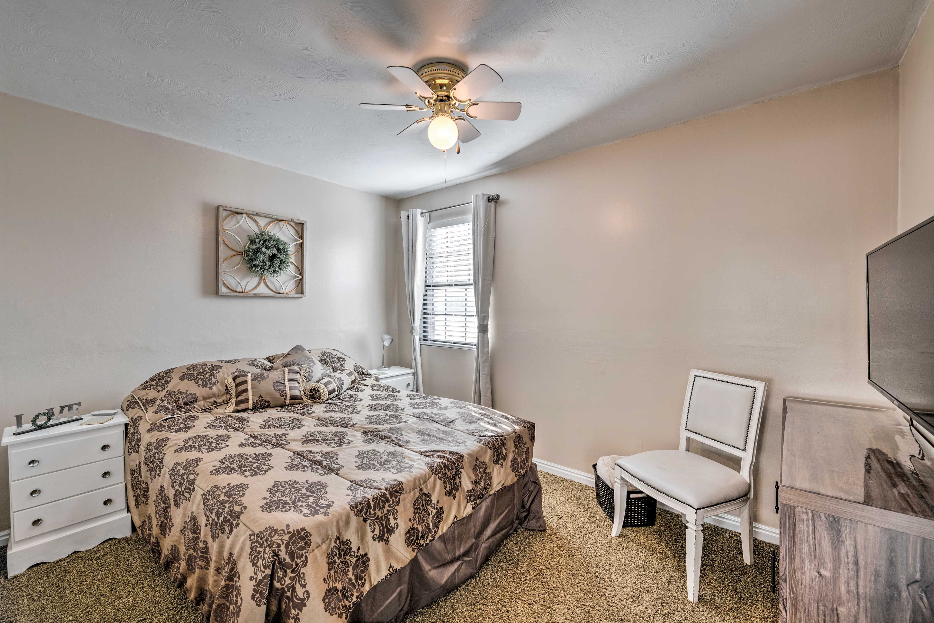 Bedroom 2 | Queen Bed | Smart TV