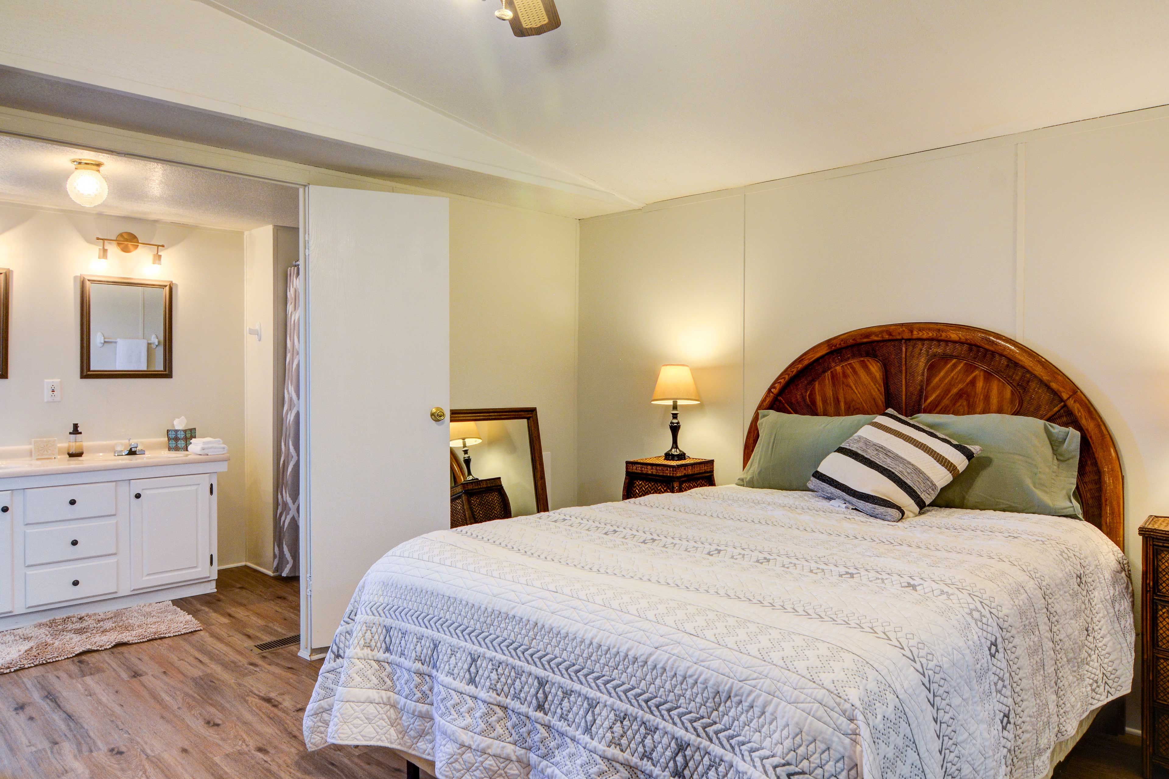 Bedroom 1 | Queen Bed | Full En-Suite Bathoom