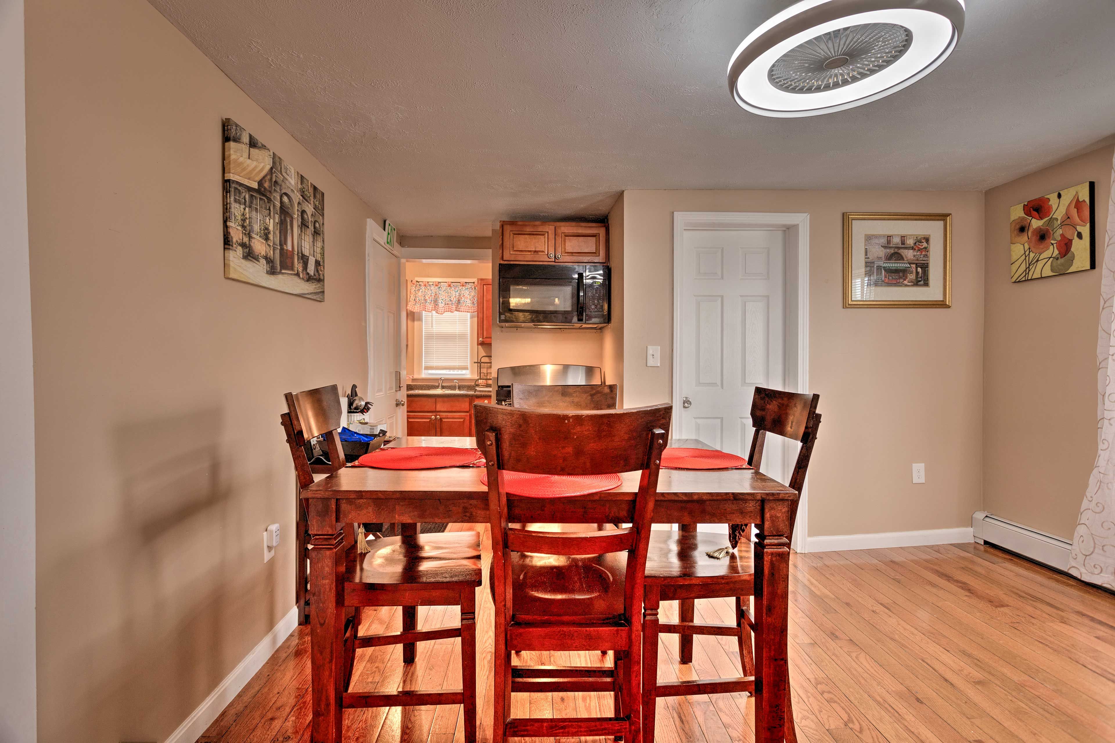 Dining Area | Dishware/Flatware Provided
