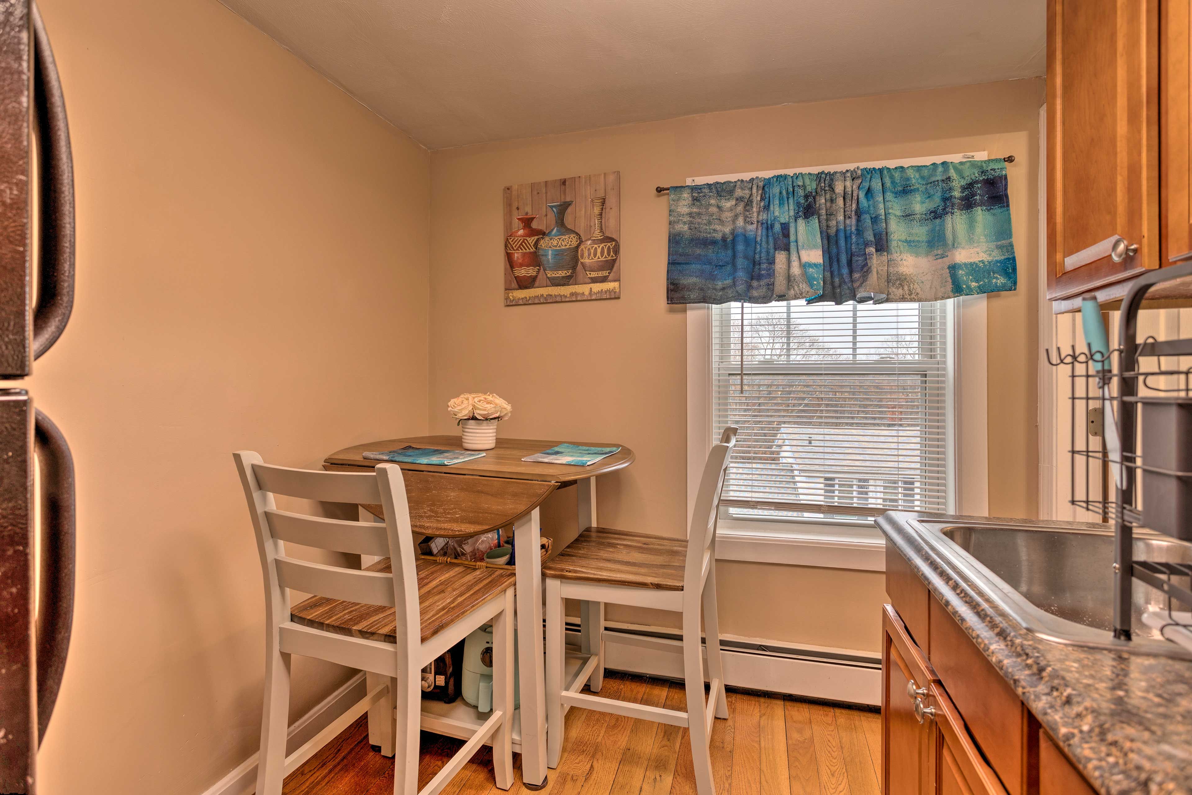 Dining Area | Dishware/Flatware Provided