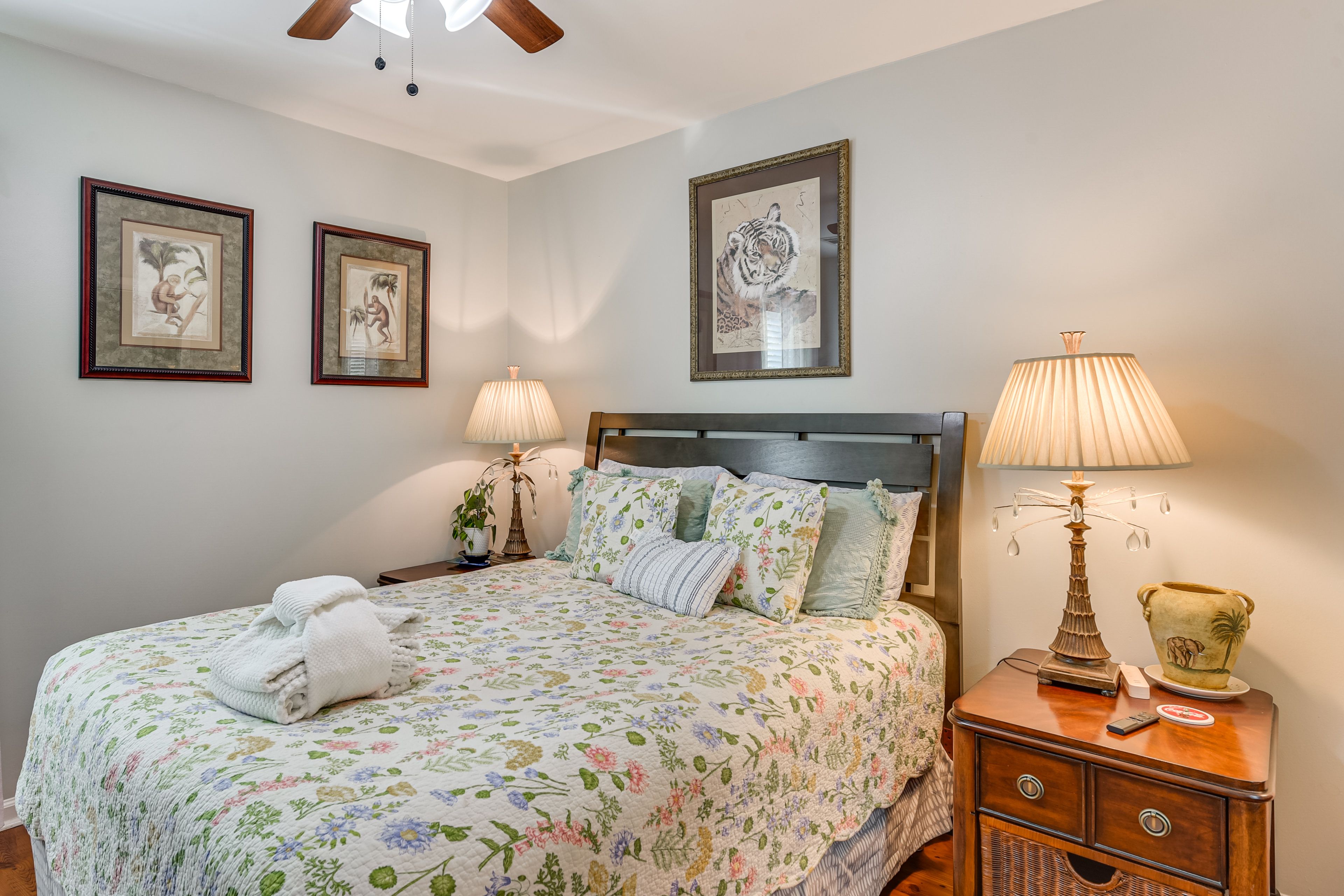 Bedroom 2 | Queen Bed | Smart TV