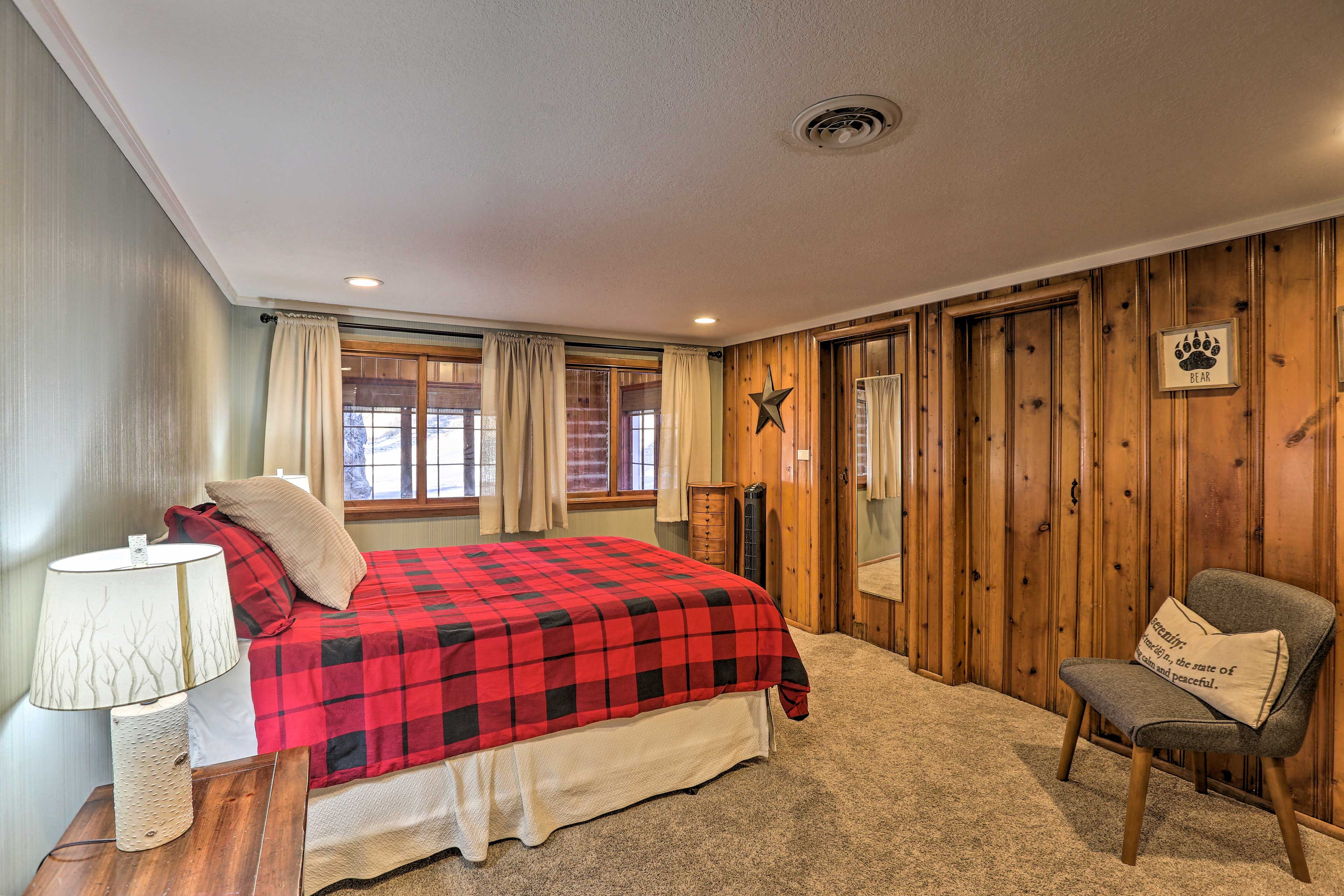 Bedroom 3 | Queen Bed