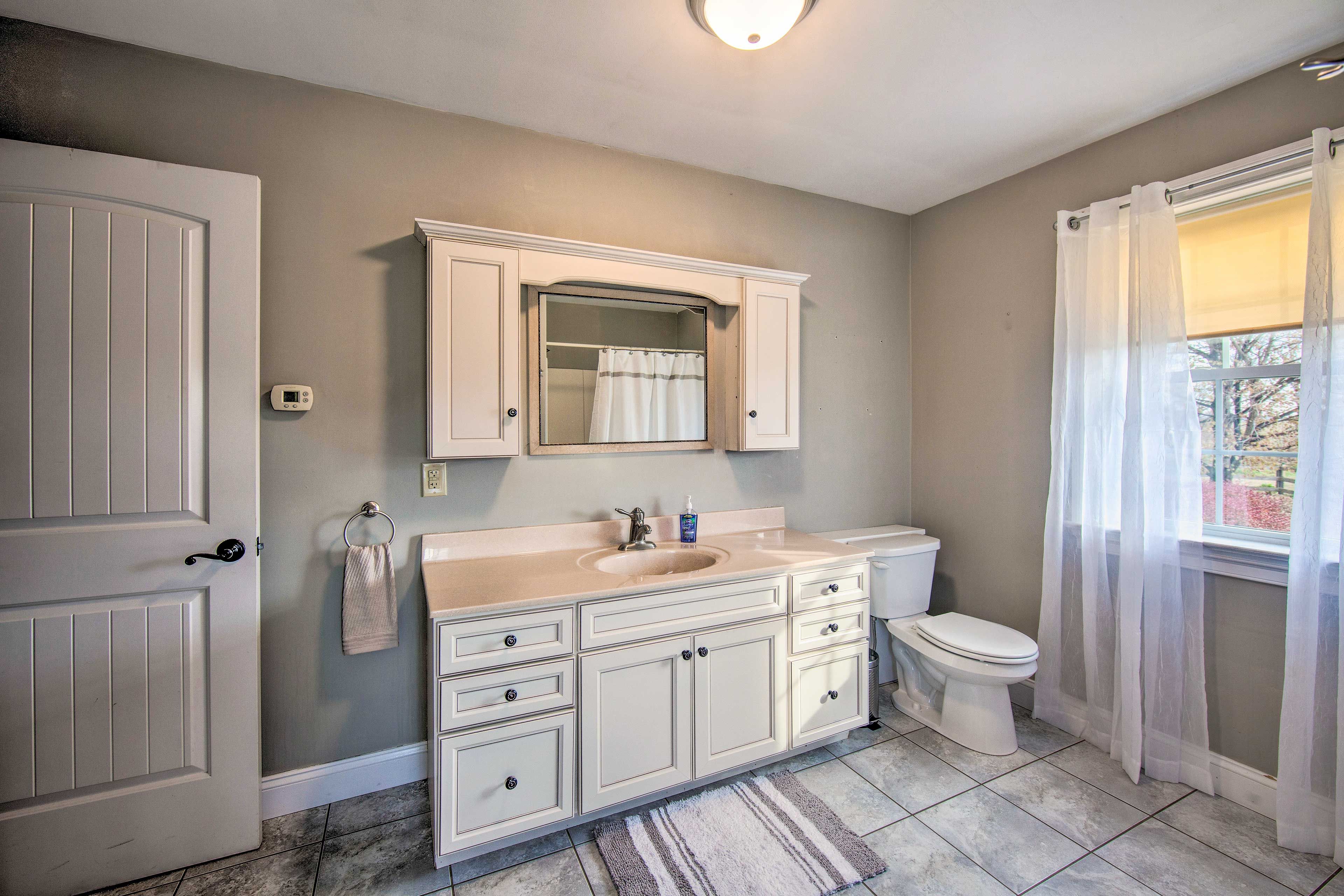 Full Bathroom | Complimentary Toiletries Provided