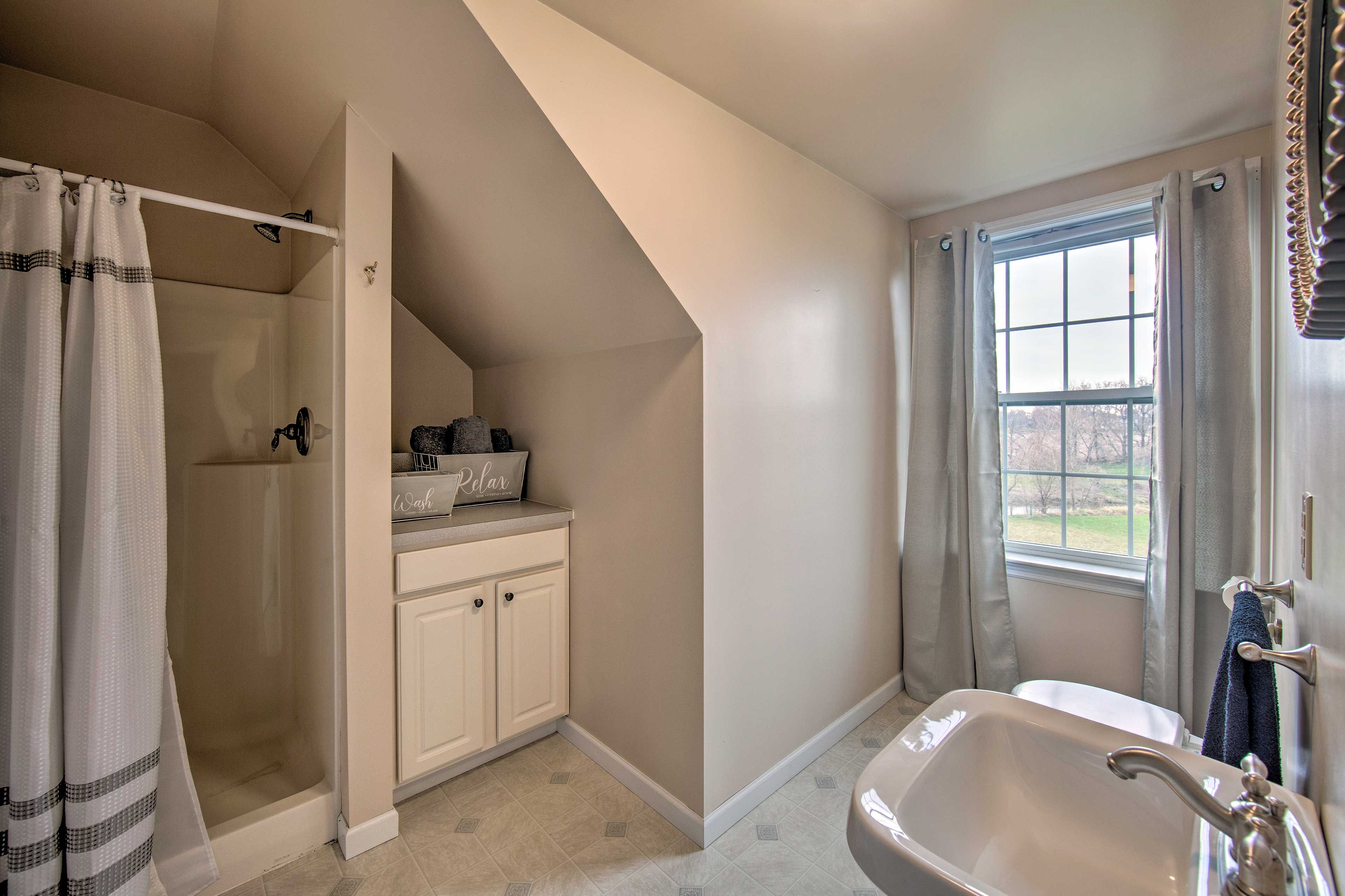Full Bathroom | Towels Provided