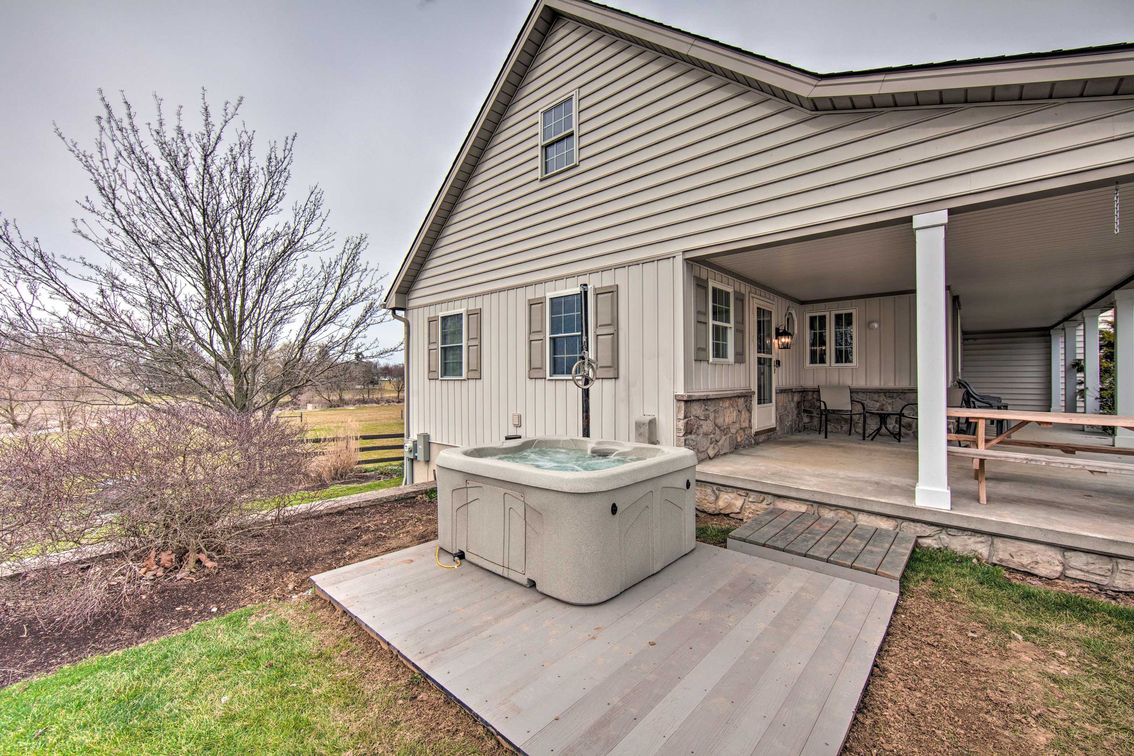 Private Hot Tub | Outdoor Dining