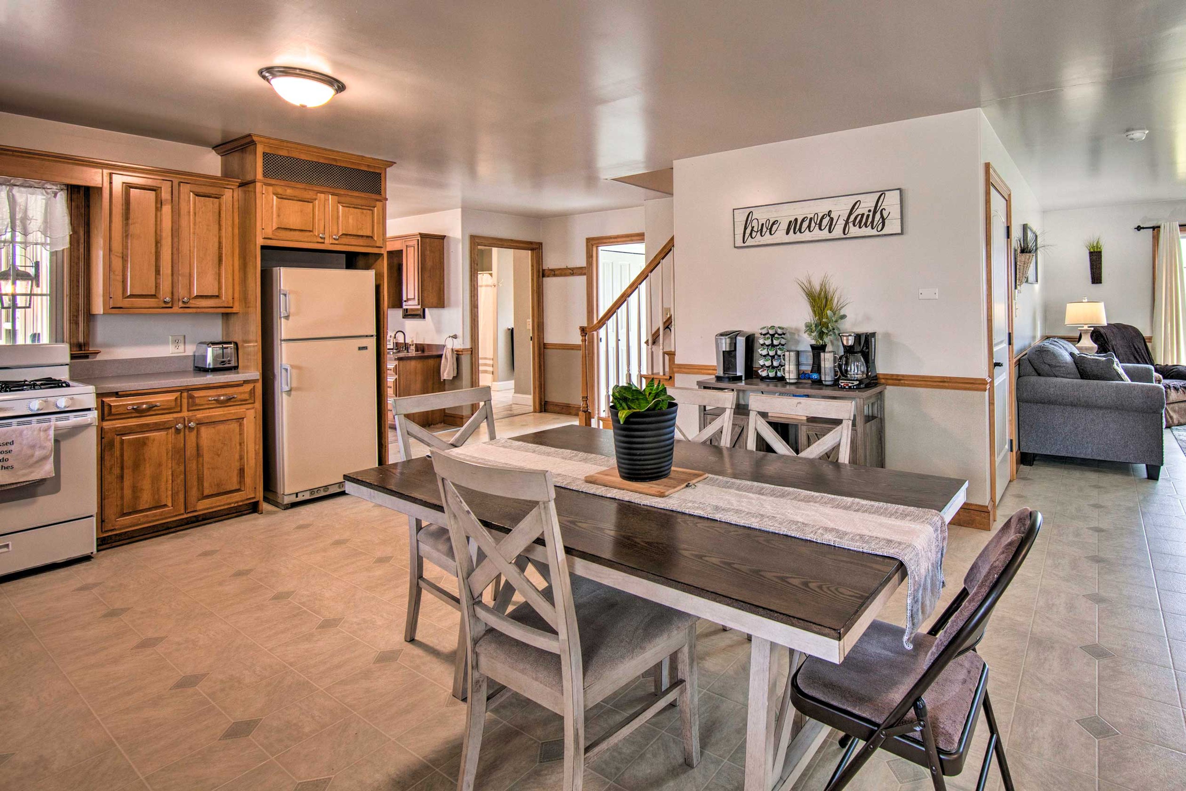 Dining Table | Dishware Provided