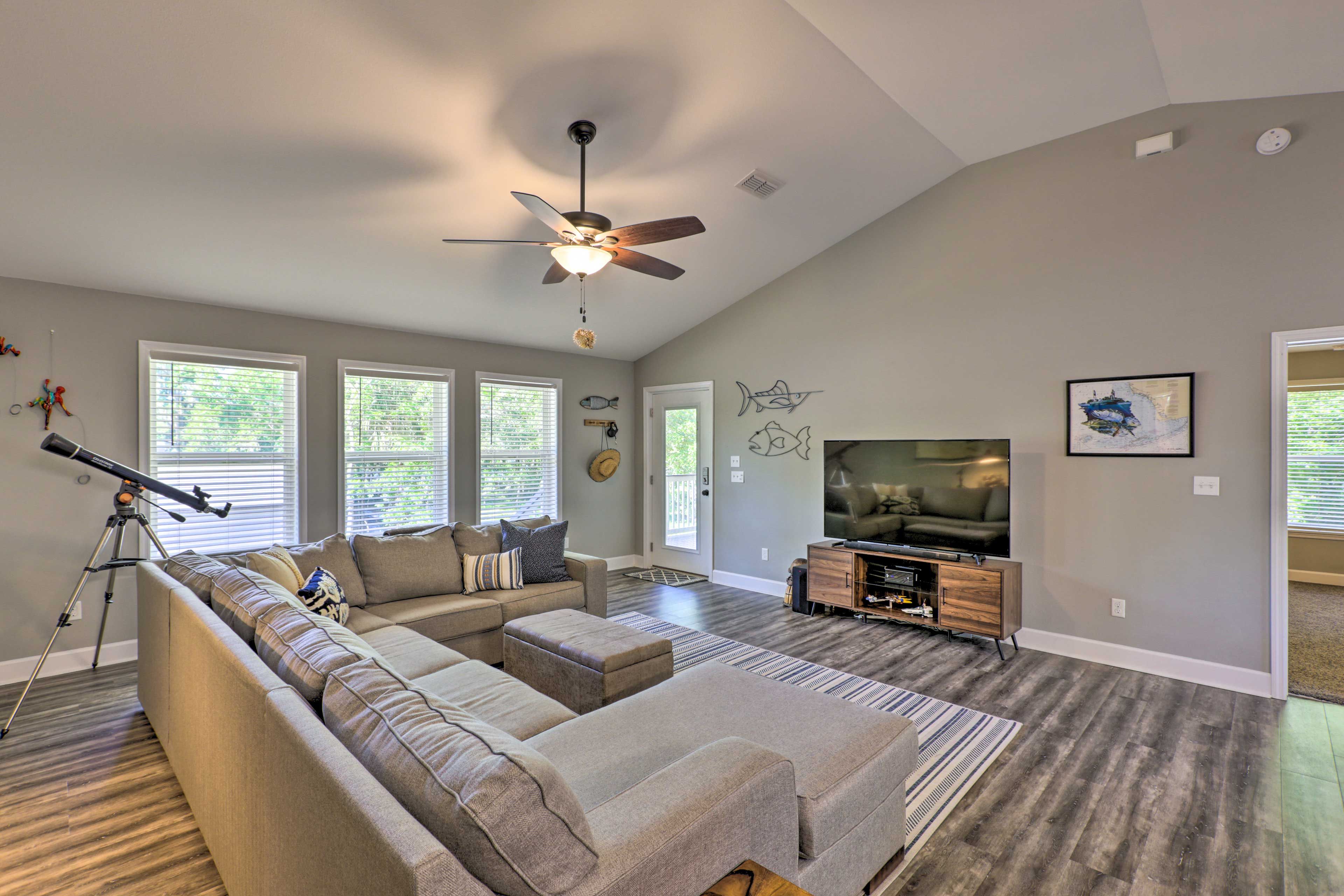 Living Room | Smart TV w/ Cable | Free WiFi | Central A/C & Heating