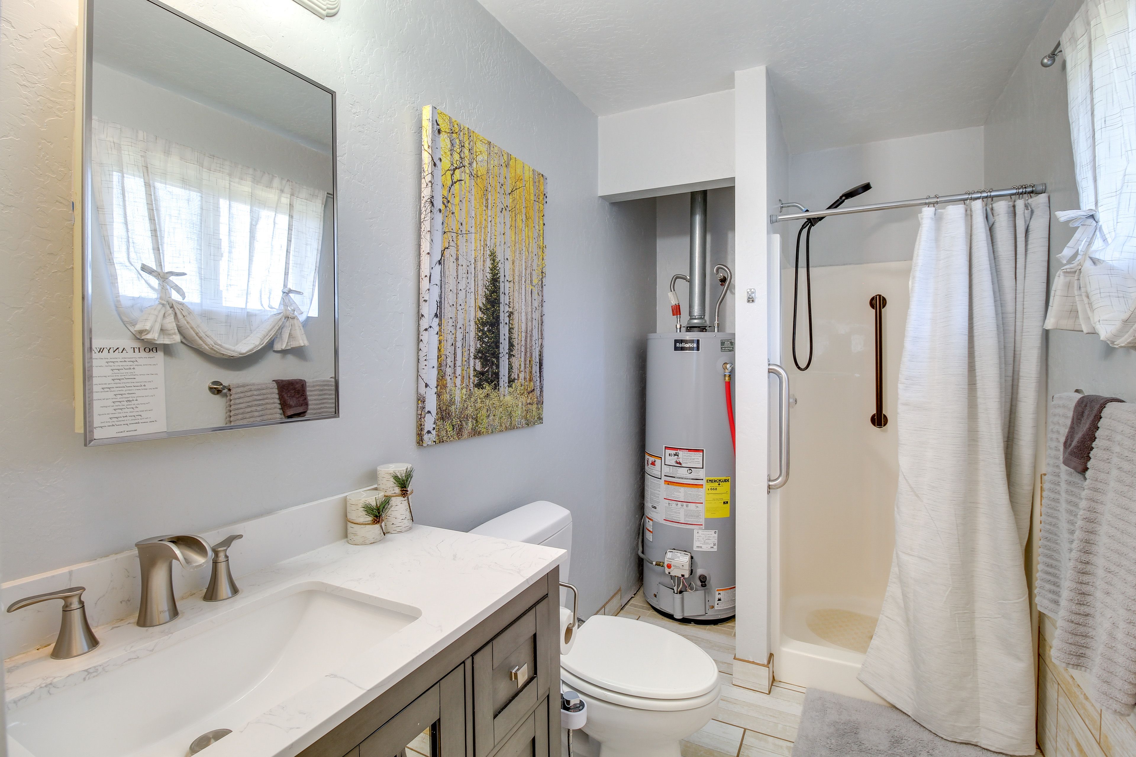 Full Bathroom | Towels Provided