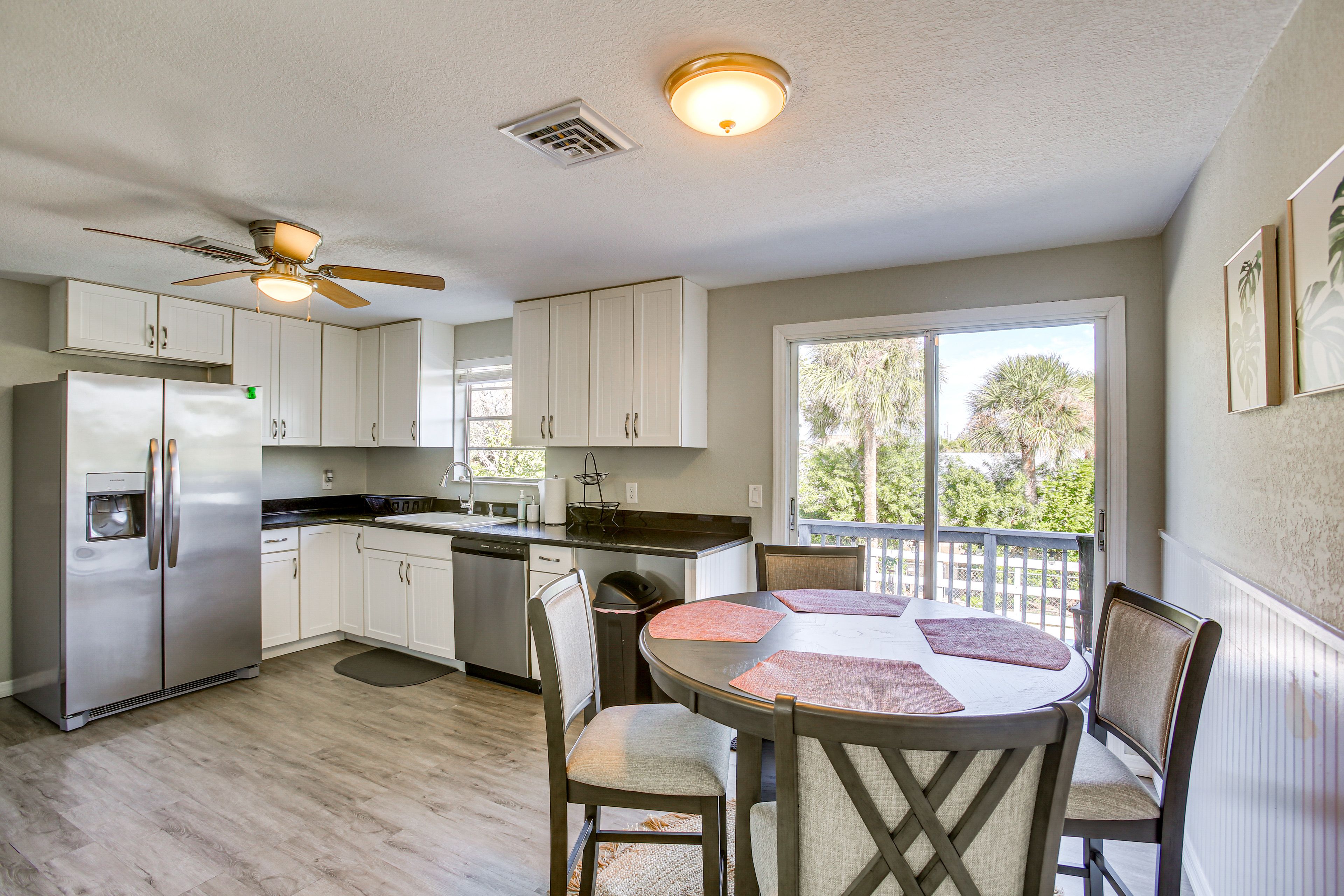 Kitchen & Dining Area | Central Heating & A/C | Free WiFi | Main Floor