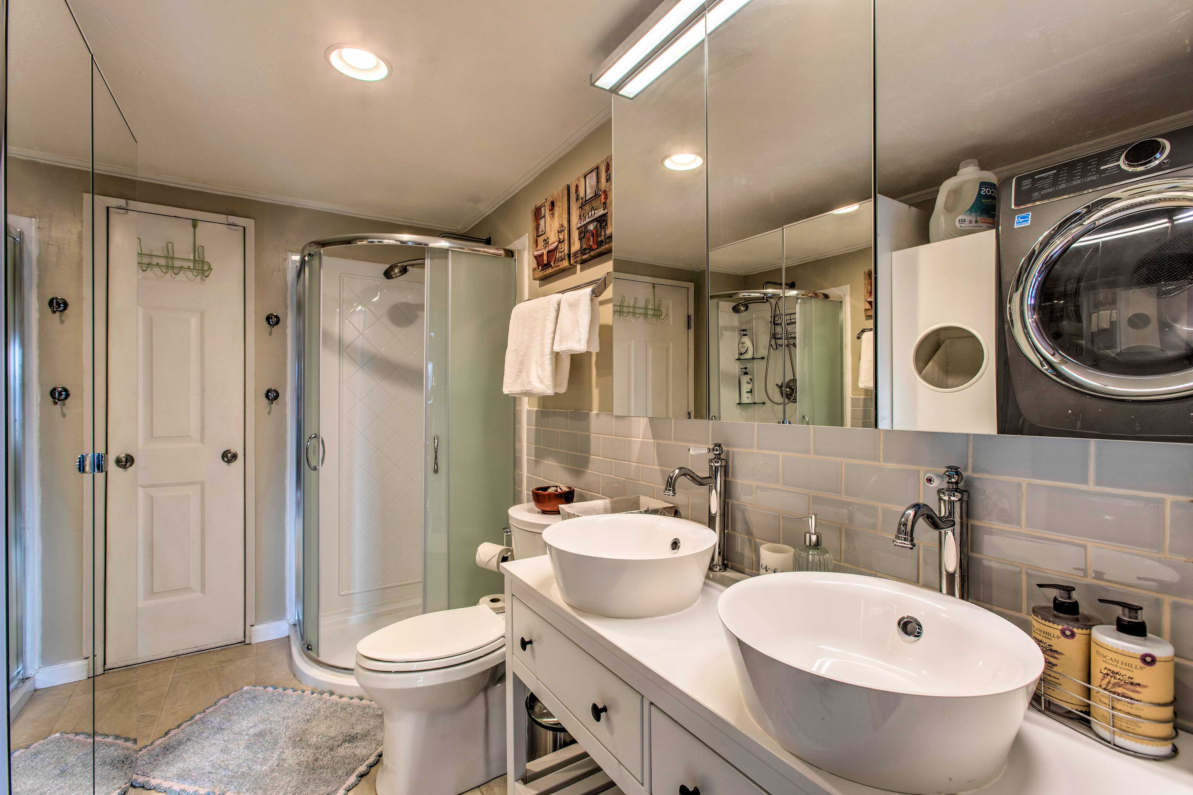 En-Suite Bathroom | Linens & Towels Provided | Washer/Dryer