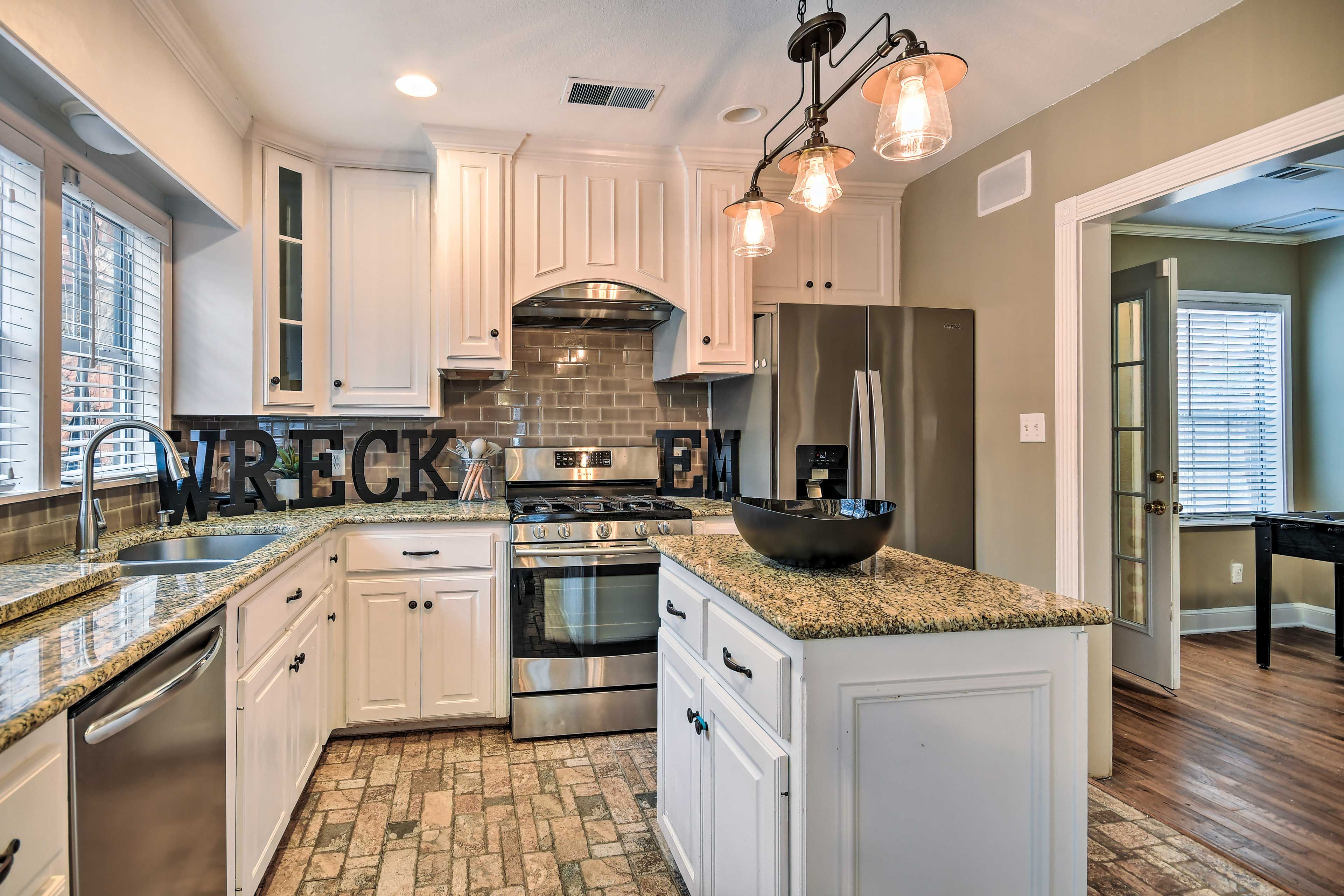 Kitchen | Fully Equipped w/ Cooking Basics