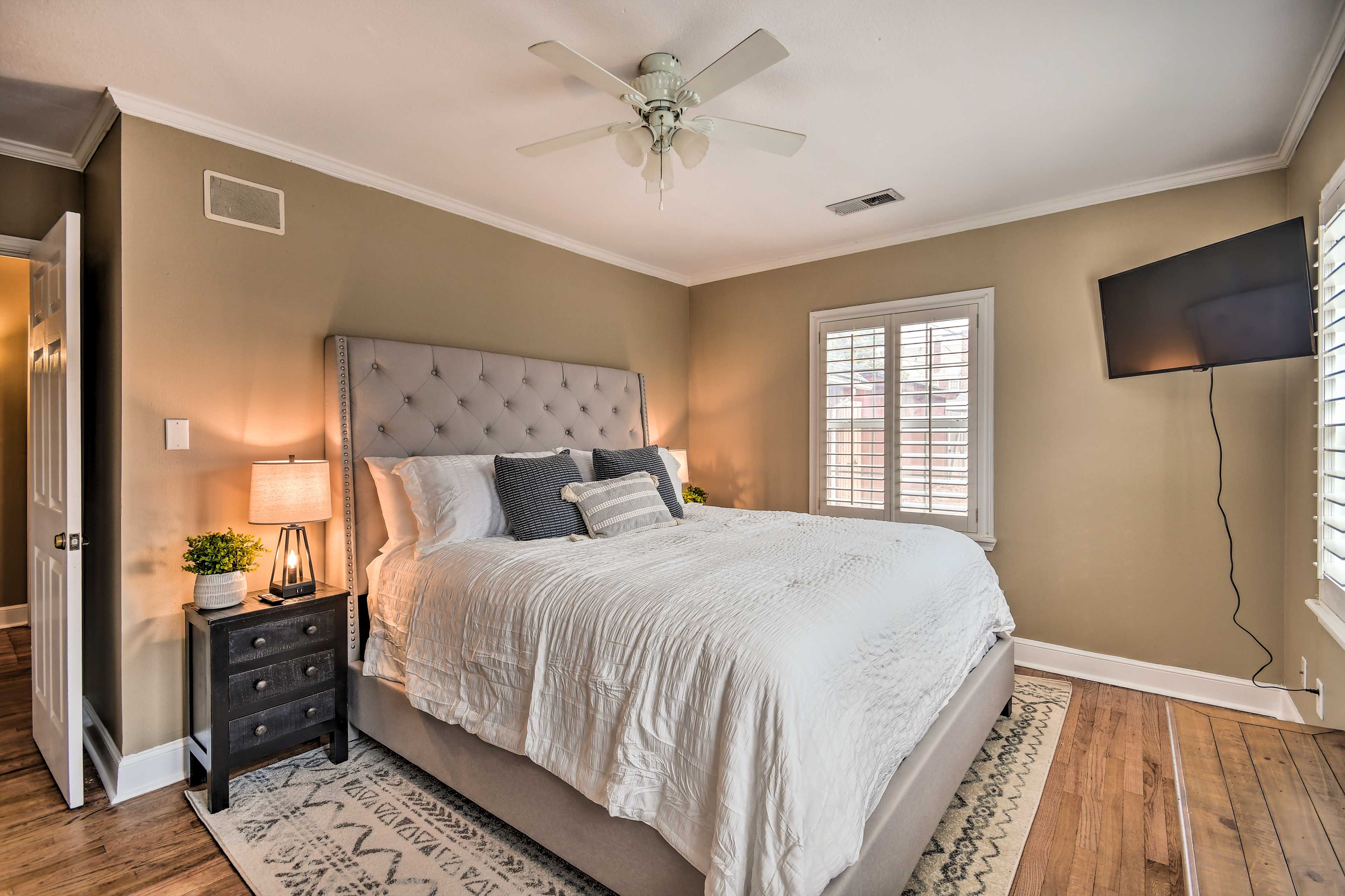 Bedroom 1 | King Bed | 1st Floor