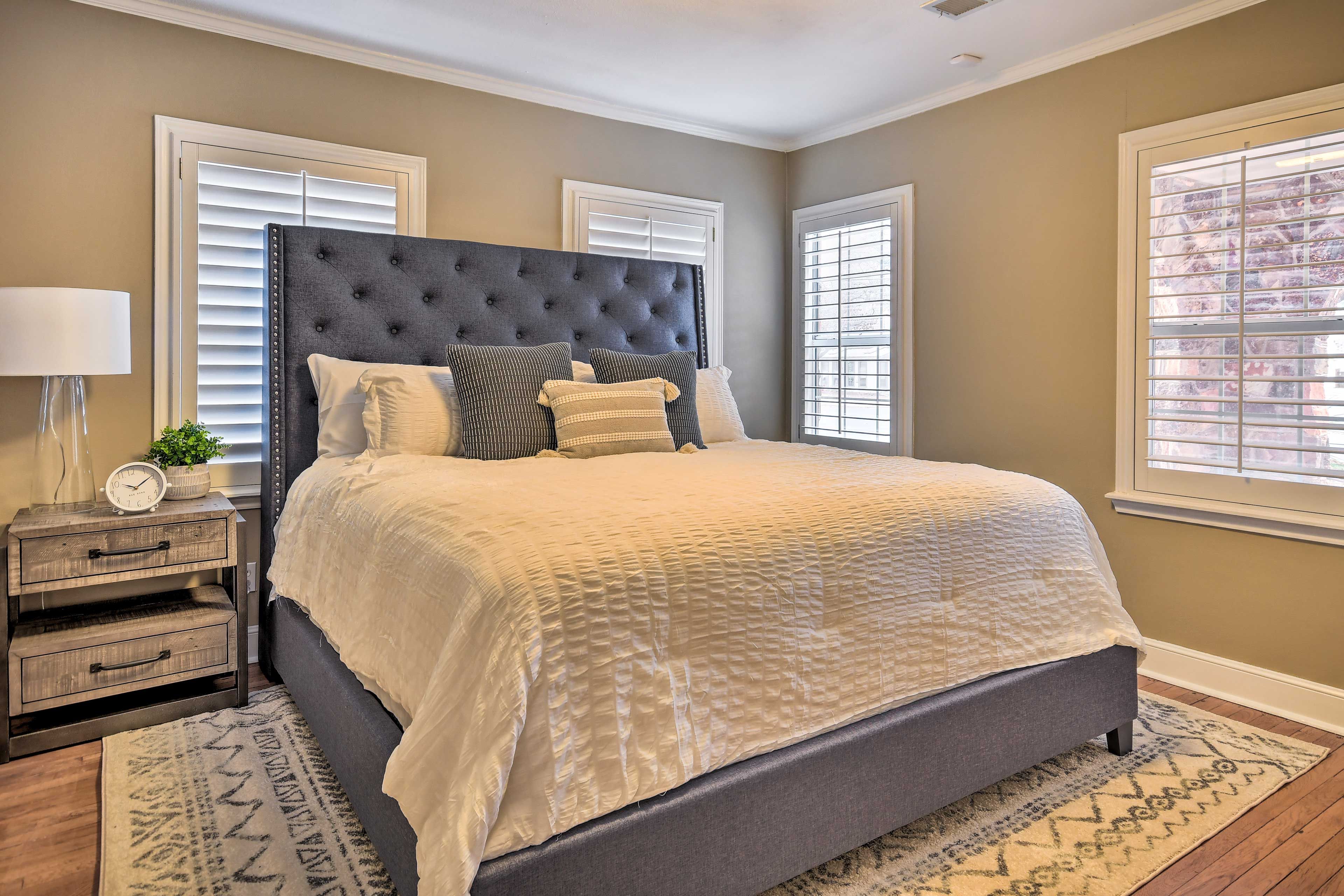 Bedroom 2 | King Bed | Smart TV | 1st Floor