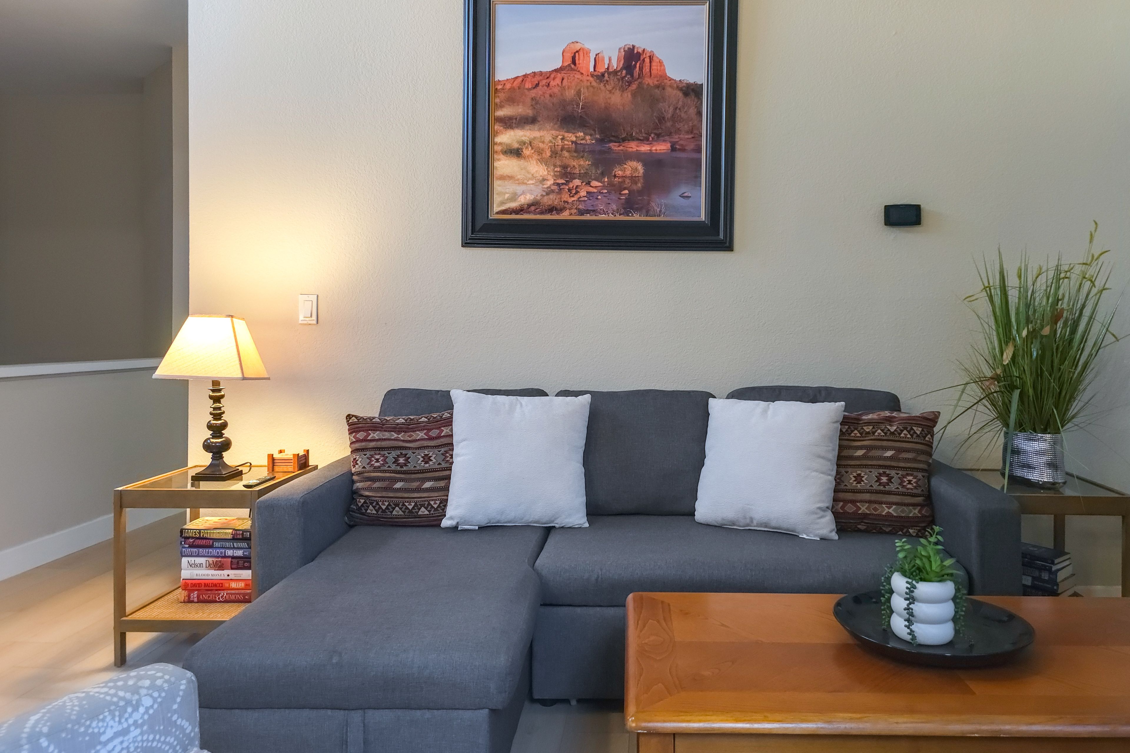 Living Room | Decorative Fireplace | Smart TV | Cable | Central A/C | Free WiFi