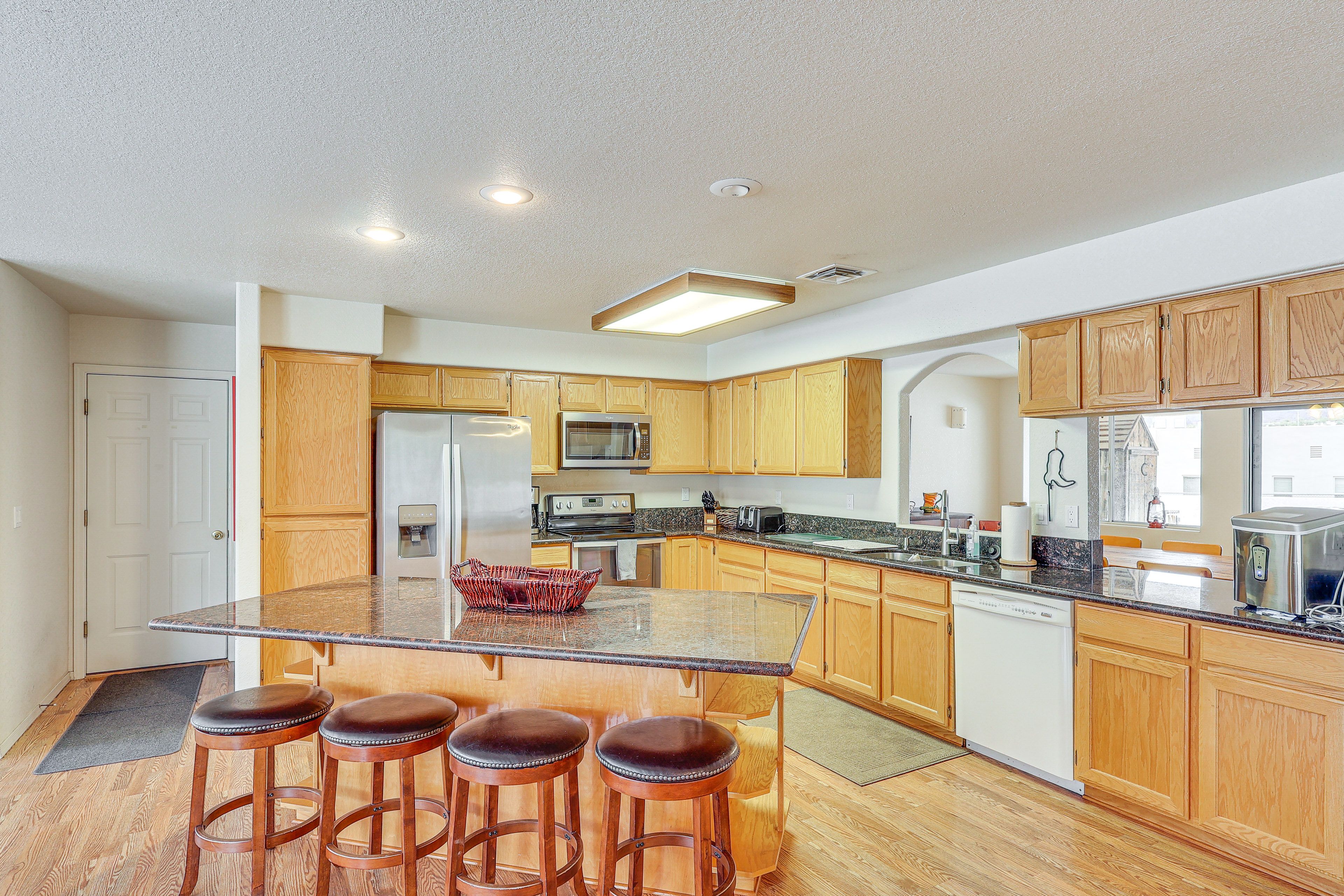 Kitchen | Breakfast Bar | Dishware & Flatware | Ice Maker | Water Filter
