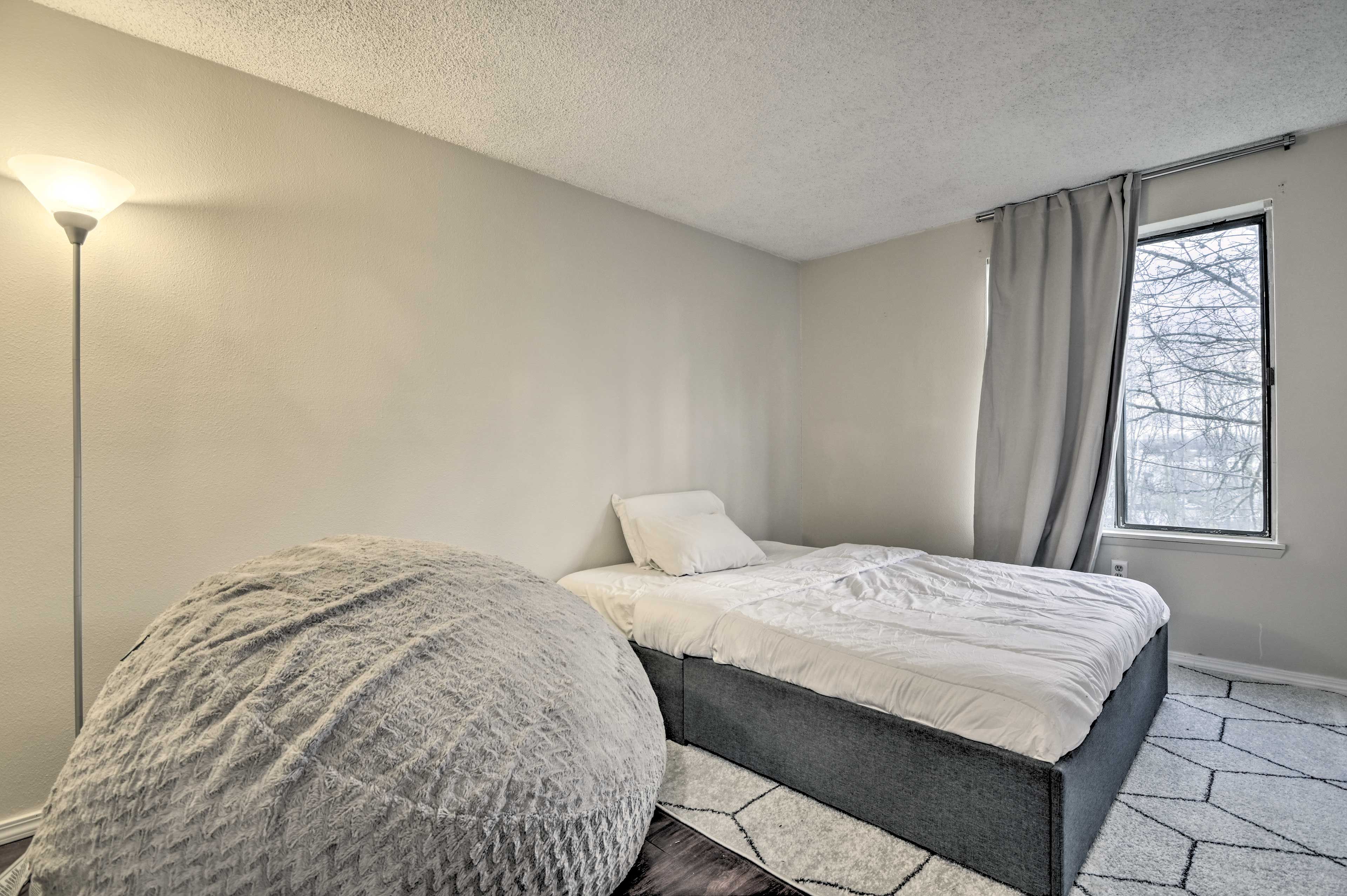 Bedroom 2 | Queen Bed