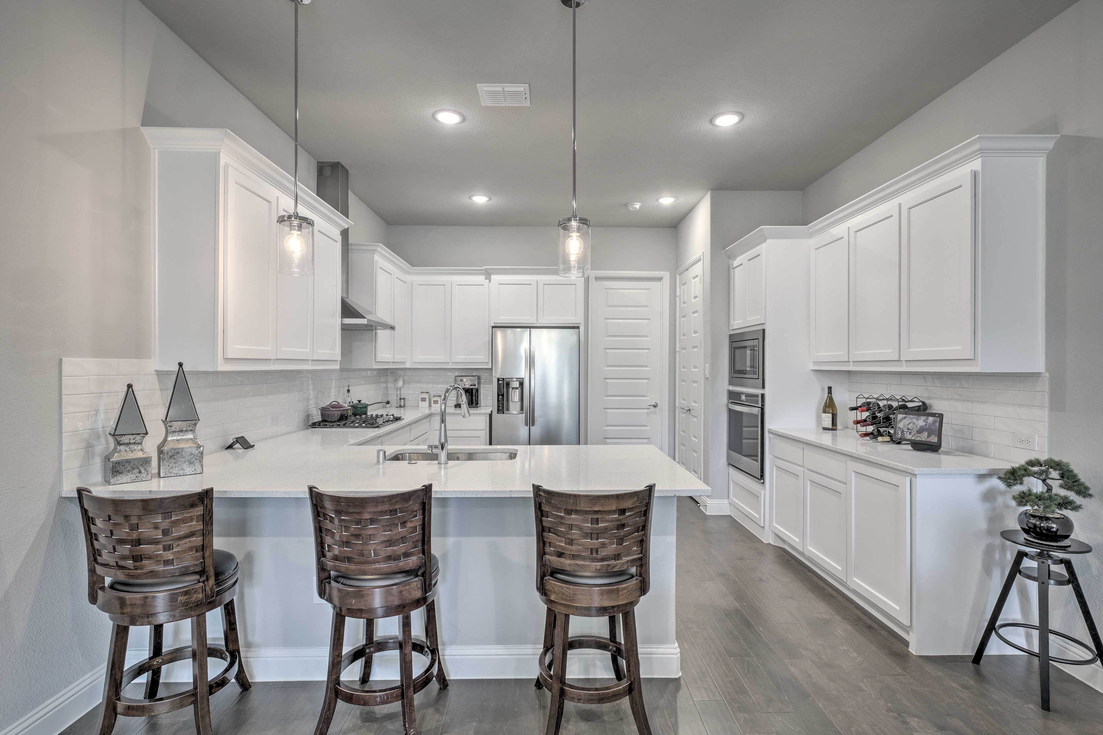 Kitchen | Fully Equipped w/ Cooking Basics