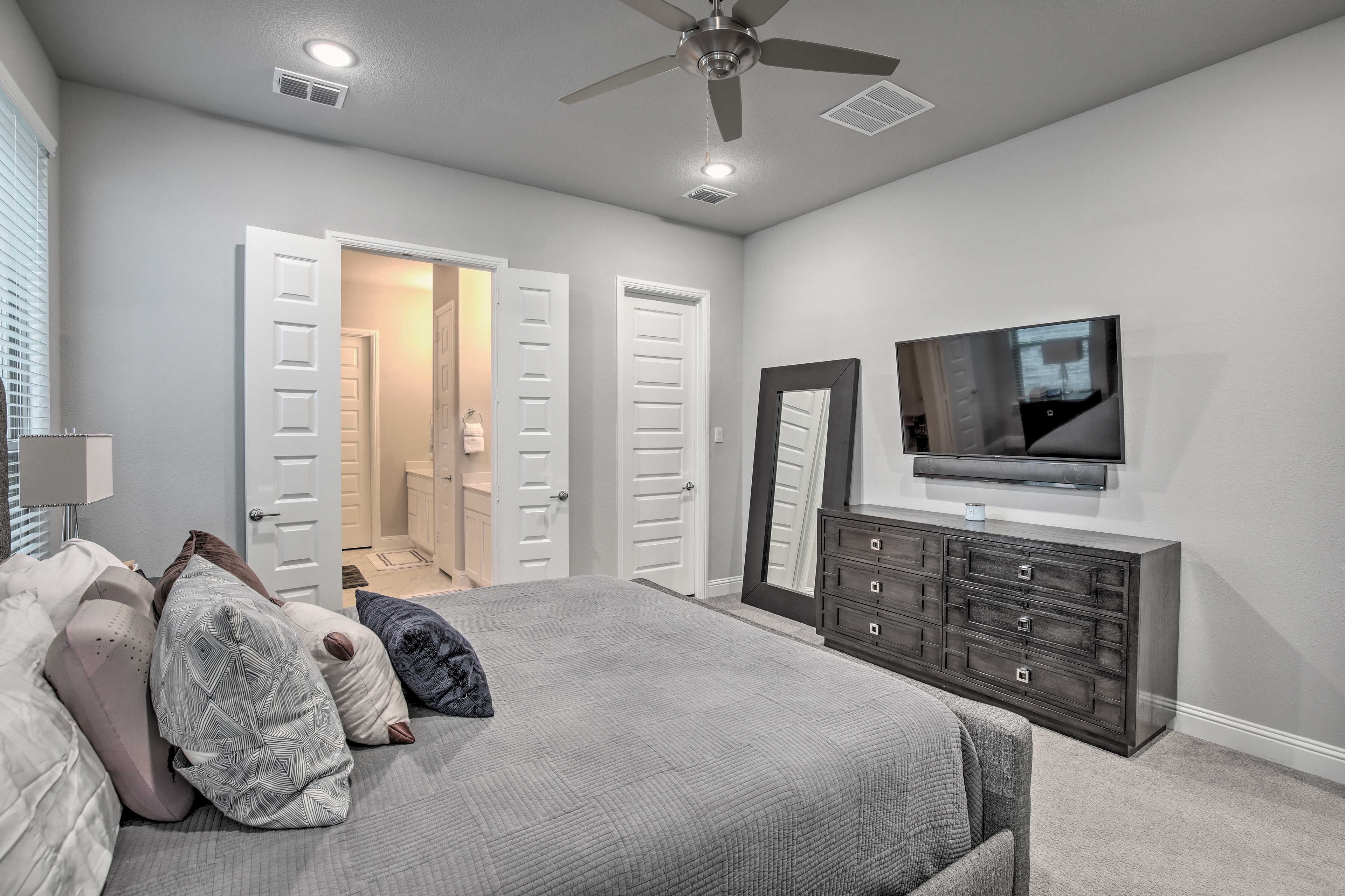 Bedroom 1 | Smart TV